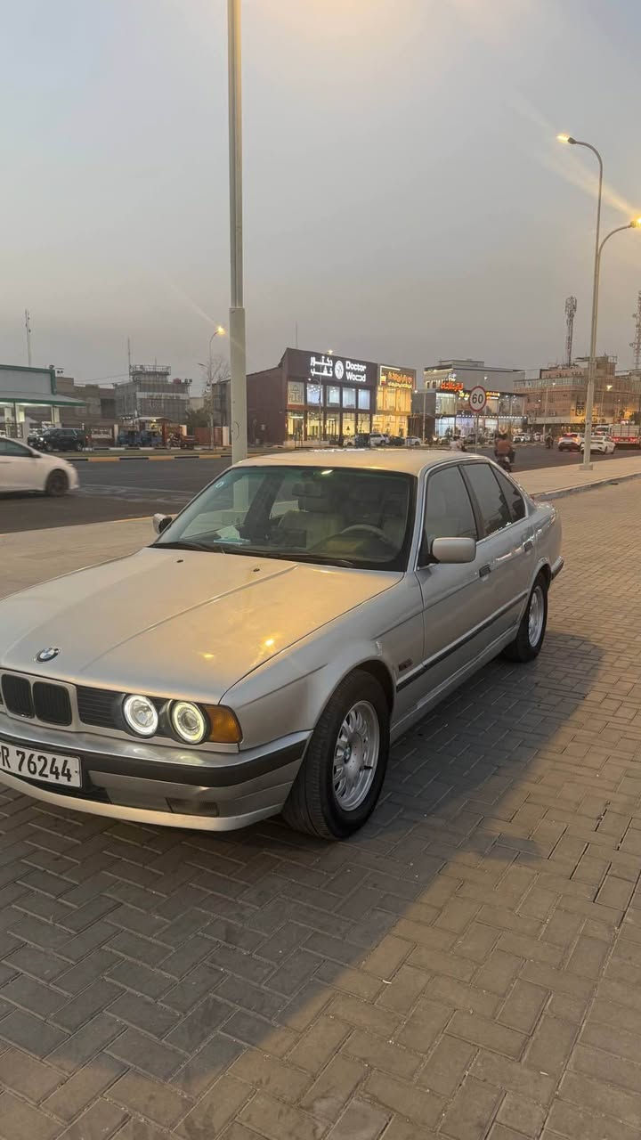 السلام عليكم
بي ام 535 موديل 1991
رقم بصره بأسمي سنويه جديده تحويل ثاني يوم
السياره لون سلفر اصل كفاله عامه من الضربه والشخط صبغ عام للجماليه اثر جراد موجوده صور السياره قبل لا تنصبغ
السياره كامله للأخير مابيها نقص
مكينه جديده مابيها اي مشكله ومصفيها
كير نضيف لا بي تاخيره ولا مشاكل
اكسل وكاردن وشيال كاردن جدد
تبريد منضومه كامله جديده كمبريسر وبواري وبطل وفان عاصفه وراديتر وفابريته كلهن جدد وكله على البلاد بدون ترهيم لو تلزيك ،كمبريسر اباچي تبريد مالها ثلج وممتاز جداً 
منضومه تبريد للسياره جديده واتر بم وراديتر وجوينات كلهن جدد والسياره حماوتها بنص الصيف ومشغل تبريد جوه النص بشعره
كشنات جلد نضافه ١٠٠٪؜
بطاين صندوك نضاف، دشبول خلفي نضيف
غرفه جديده كشنات وبطاين نضيفه جداً ، دشبول امامي نضيف عينه كلها شغاله مؤشر باتري،حزام،اي بي اس كلهن شغالات
فيت بم جديد
باتري اميرون جديد ضمان سنه
كزوز جديد مشتغله سترايت 
زوج تايرات جدد
نضام سنتر لوك وبيها مفتاحين الاساسي والسبير الي يجي احمر مال شركه ثنينهن موجودات وشغالات
 بك لايت جديد ،منضومه زنون سعرها 240$ مقسمه وكامله على ضفيرتها البلاد 
السياره نضيفه جداً ومصروف عليها خير من الله وكلشي بيها اصلي ومابيها ولا قطعه تجاري
ضفيرتها ما مفتوحه ولا ملعوب بيها كلها على البلاد
مكينه موس وكير يخبل السياره ما تصرف عليها كامله لآخر حبايه السياره معتني بيها من ناحيه بانزين كله محسن وبس بل ازمات حطيتلها عادي وكلشي مابيها، 
السعر 58$ وبيها مجال
مكاني البصره الطويسه
‎*********** اتصال فقط ماعندي واتس اب البصرة, العراق
