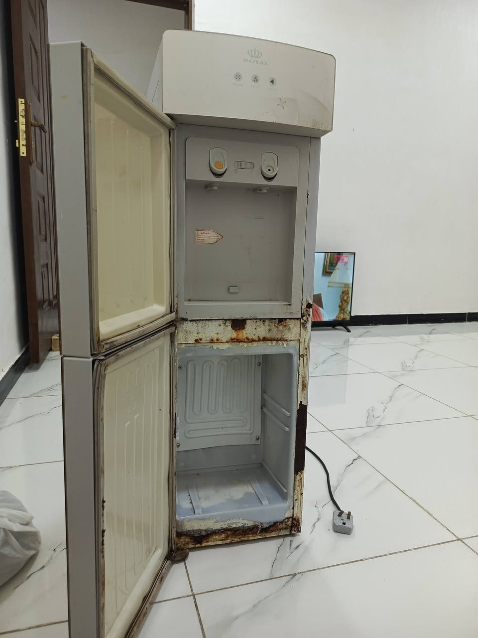 سلام عليكم براد ماء شغال البيع قيم واخذ بي صونده فالته بداخل فقط شغله كلش حلو ***********موجود وات ساب
