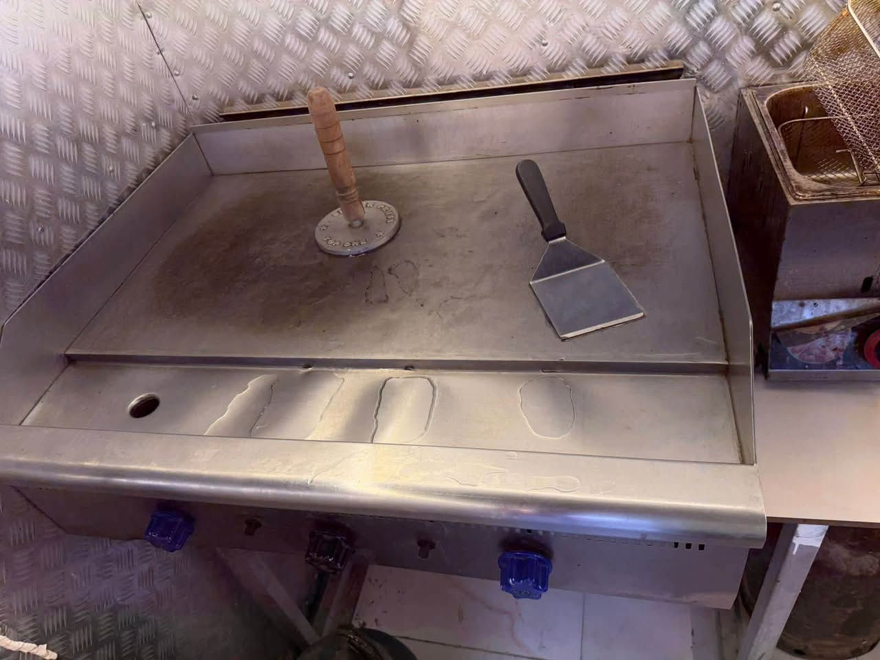 كرل بركر. نضيف كلش اكبر حجم سعر ٣٠٠ وبي مجال بيع مستعجل كلش. بغداد حي الجهاد رقم  ***********
