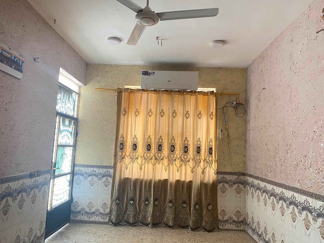 دار سكن طابو صرف في حي ( الكرار الأول )
بجانب مدرسة ( الأمال الأبتدائية )

مساحة ١٥٠ م - ( ٢ غرف نوم ) - ( تحويل مباشر )
( بناء طابوق - سقف صب كونكريت مسلح )
( كل الخدمات متوفرة / ماء - كهرباء - مجاري - تبليط 
انارة ) ( مدرسة بعد ٥٠ م عن الدار )للإستفسار اتصال *********** او وتساب بل خدمه
