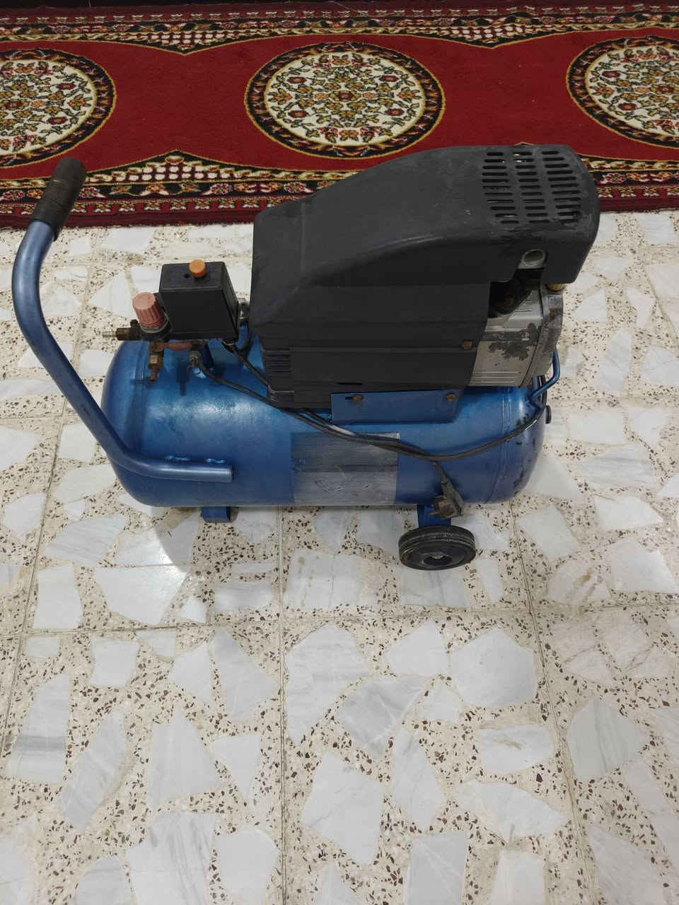 كبريسر هواء 50 لتر نظيف اخو لجديد ستخدام قليل سعر   (١٠٠٠٠٠) ألف تواصل *********** / ***********   مكان لديوانيه البدير
