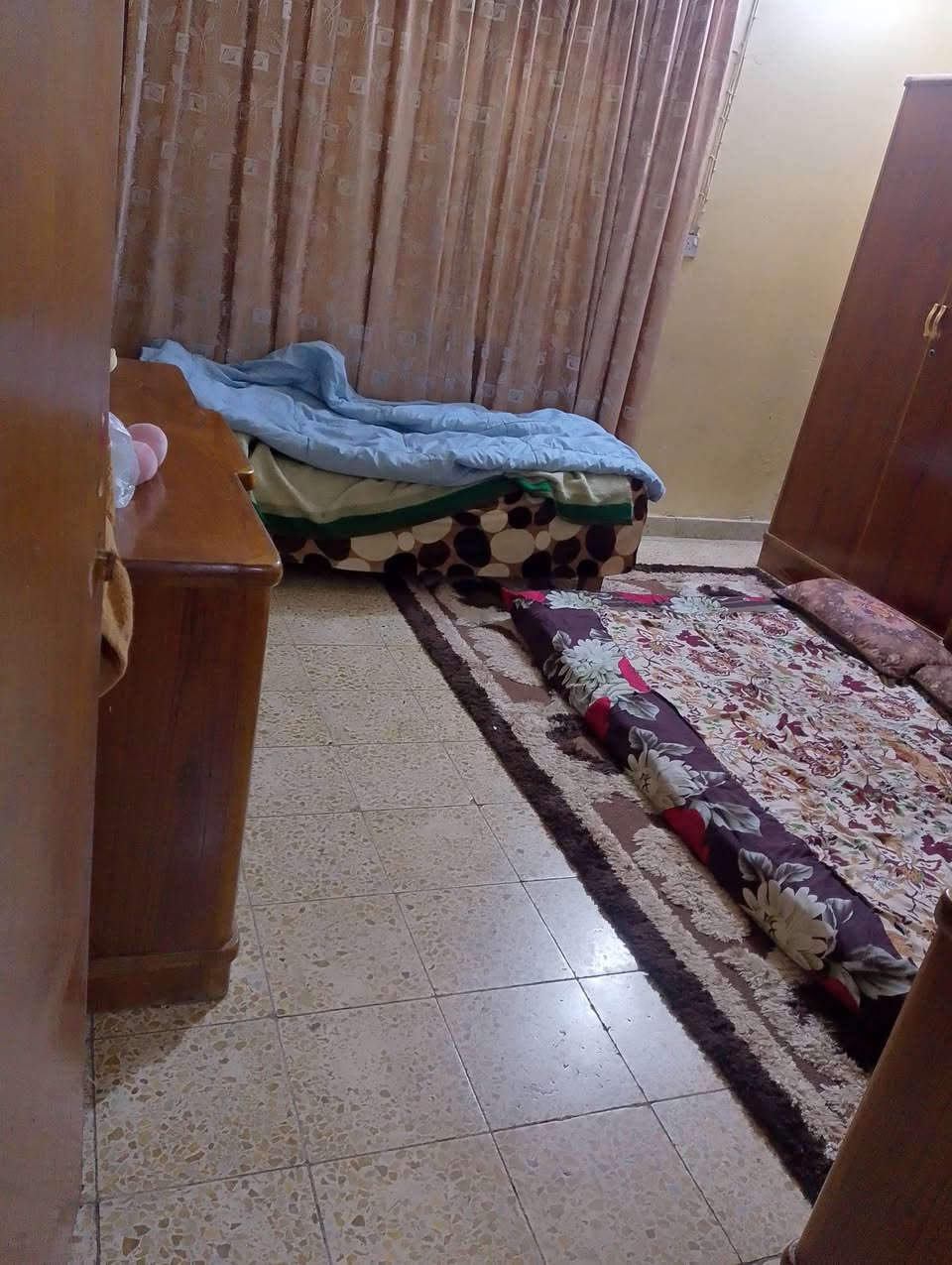 السلام عليكم بيت للبيع المساحه 320 البيت طابو صرف يكون من خمس غرف نوم هول عدد 2 مطبخ حار بارد حمامات داخل وخارج الموقع معل السوس السعر 190 وبي مجال رقم الهاتف ***********

