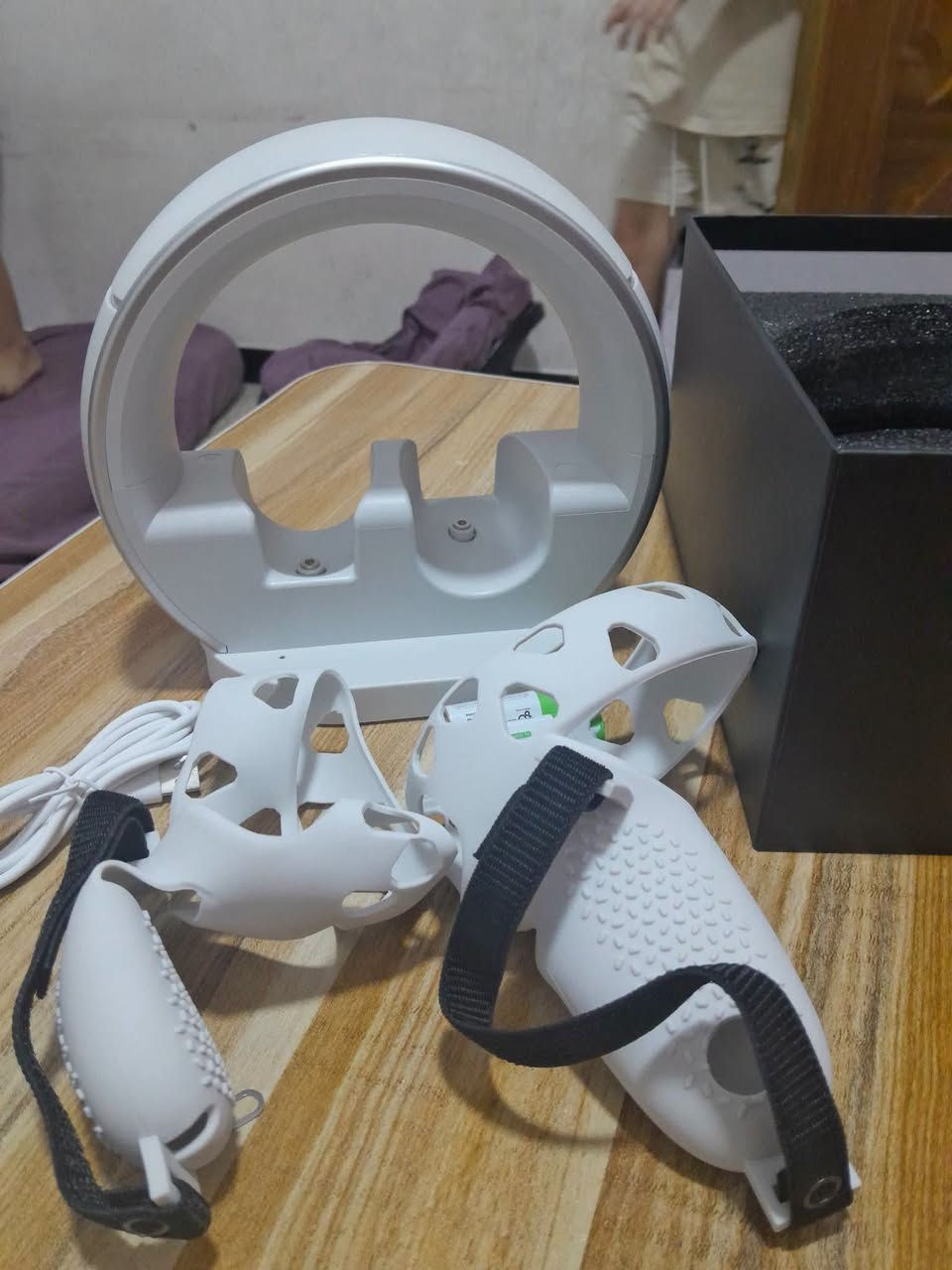 قاعدة شحن RGB من ماركة Codogoy المخصصة لنظارة الواقع الافتراضي Meta Quest 2.
التفاصيل والمميزات
:الوظيفة: قاعدة شحن وتخزين متكاملة لسماعة Meta Quest 2 ووحدات التحكم (Controllers).الإضاءة: تتميز بإضاءة RGB بتصميم خاص للألعاب
