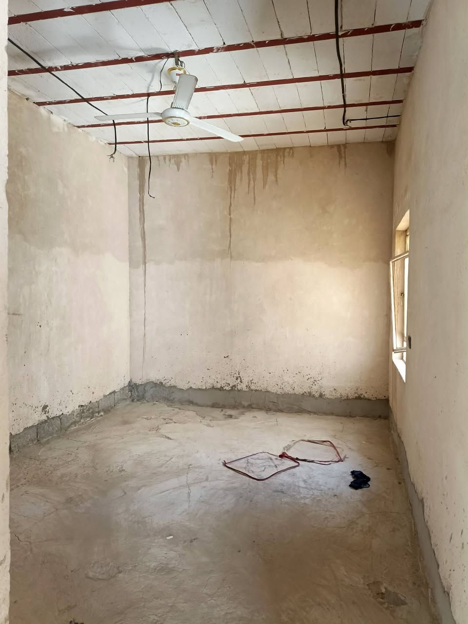 السلام عليكم دار للبيع طريق شريفات مقابيل ابو ميثم خامس بيت عن التبليط تفاصيل البيت غرفه صاله ومطبخ المساحه 160 والسعر مناسب جدا على الخاص ***********
