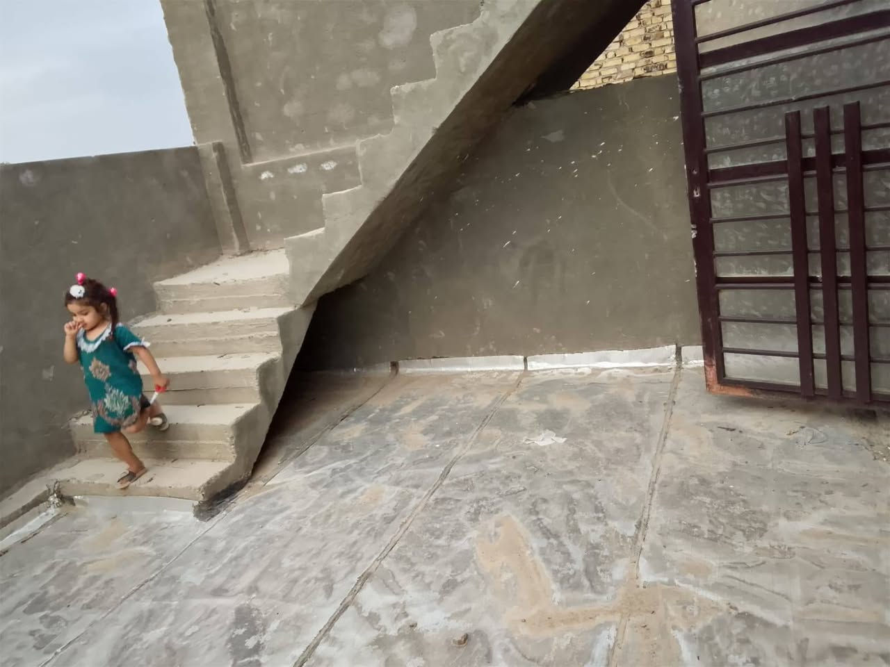 السلام عليكم مشتملات ثنين طابقين تسليم مفاتيح غرفتين وحده فوك وحده جوه +هوا+مطبخ+ستقبال صحيات داخليه اوخارجيه مكان الاكرمين قرب المدارس ‏‪***********‬‏ بي واتساب
