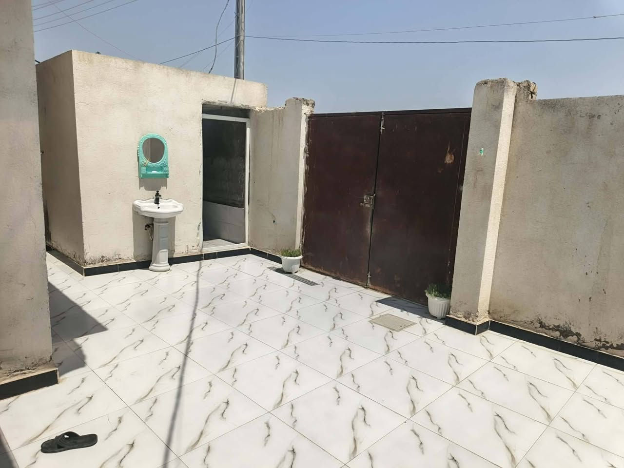 السلام عليكم البيت البيع 
العنوان ناصرية السكان صناعي مقابل حي جوادين عمود 46 شارع الصحن 
التفاصيل مساحة 200 بناء طابوق صب حديث كامل البيت كهربائيات نقص بسيط بيه
ستفسار ***********
