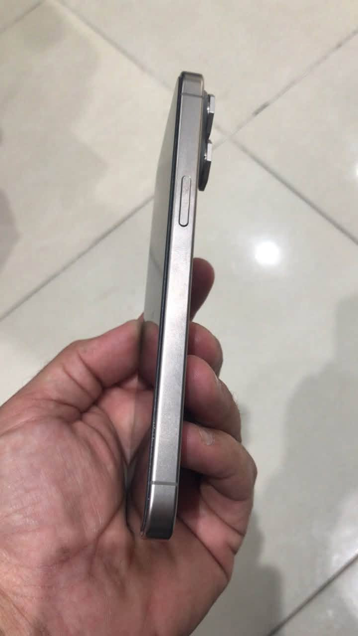 ١٥برو ماكس ذاكرة ٢٥٦ شرق اوسط  مثل مموضح بلفيديو  بي دوائر سود  ممأثرات على شاشة نهائيآ شاشة شغالة بصورة طبيعية كامرة الامامية واكفة وفيس ايدي واكف من ورة كامرة  جهاز كلة بلادي ممفتوح  بطارية ٨٥ عدد دورات ٥٩٣  جهاز كلش نضيف مبي اي مشاكل سم كارت واحد  مابي كارتونة فقط جهاز بدون شاحنة  مكاني بغداد الغزالية  سعر ٥٥٠ بي مجال قليل ***********
