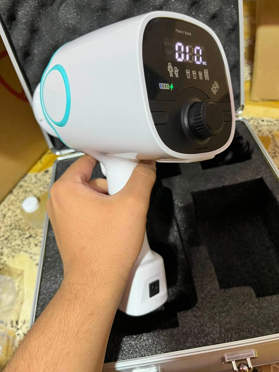 🦷🔥 جهاز أشعة أسنان محمول احترافي – Dental X-Ray
جهاز أشعة سينية محمول مخصص لتصوير الأسنان داخل الفم، مناسب لعيادات وأطباء الأسنان.

🔹 Tube Voltage: 70 kV
🔹 Tube Current: 2 mA
🔹 Focal Spot: 0.4 mm
🔹 Exposure Time: من 0.04 إلى 2.0 ثانية
🔹 High-Frequency DC للحصول على صور واضحة
🔹 شاشة رقمية لعرض وضبط وقت التعريض
🔹 بطارية داخلية قابلة للشحن
🔹 تشغيل محمول باليد وسهل الاستخدام
🔹 يدعم التصوير باستخدام Digital Sensor / RVG / Phosphor Plate / Film حسب نظام العيادة
🔹 تصميم مدمج وخفيف وسهل النقل
🔹 يأتي داخل حقيبة ألمنيوم للحفظ والنقل

📦 الحالة: نظيف وكامل بالحقيبة والملحقات الظاهرة بالصور

⚠️ جهاز أشعة سينية طبي، ويُستخدم من قبل المختصين ووفق إجراءات السلامة الإشعاعية.

📲 التواصل واتساب فقط:
***********

سعر مناسب
