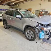 🚗 2025 TOYOTA RAV4 XLE  🛠️ الضرر: موضح في الصور 📏 عداد المسافة: 17 الف...