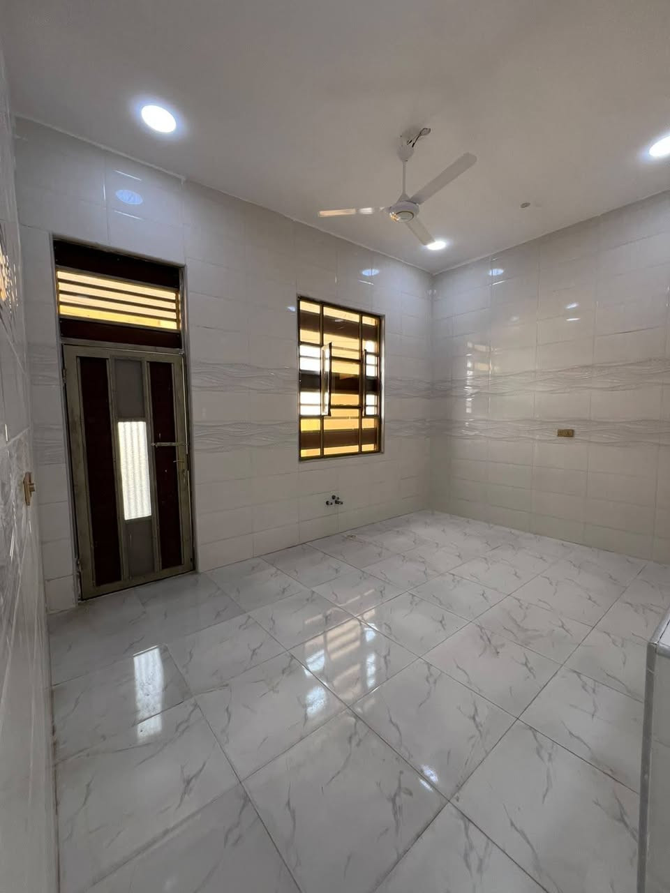 🏡 فرصة مميزة – 3 بيوت للبيع في أبو الخصيب / حمدان
🔹 يتوفر 2 بيوت للبيع، مساحة كل بيت 150 م².
*********** 
✅ مواصفات البيت:
• غرفتا نوم
• صالة
• ديوان
• مطبخ (حار وبارد)
• صحيات داخلية وخارجية
• جميع الخدمات متوفرة (ماء، كهرباء، تبليط)

📍 العنوان: أبو الخصيب – حمدان

💰 السعر: 85 مليون دينار للبيت الواحد، قابل للتفاوض.

📞 للاستفسار أو حجز موعد للمعاينة، راسلنا على الخاص أو اتصل بنا ***********

