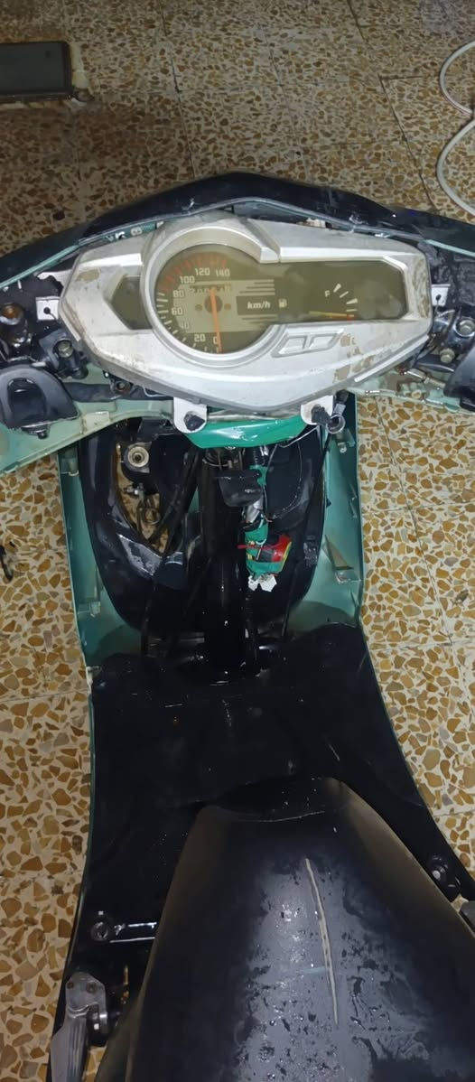 نوع الماطور: سكنس 140 (الماطور شغال كامل بس يردلو ت ومحرك فول الفول، مكينة 150 سي سي).نضيف الكابريته كهربائيات وشغاله كلها اسعر ١٨٠ وبي مجال *********** /*********** بهن وتساب

