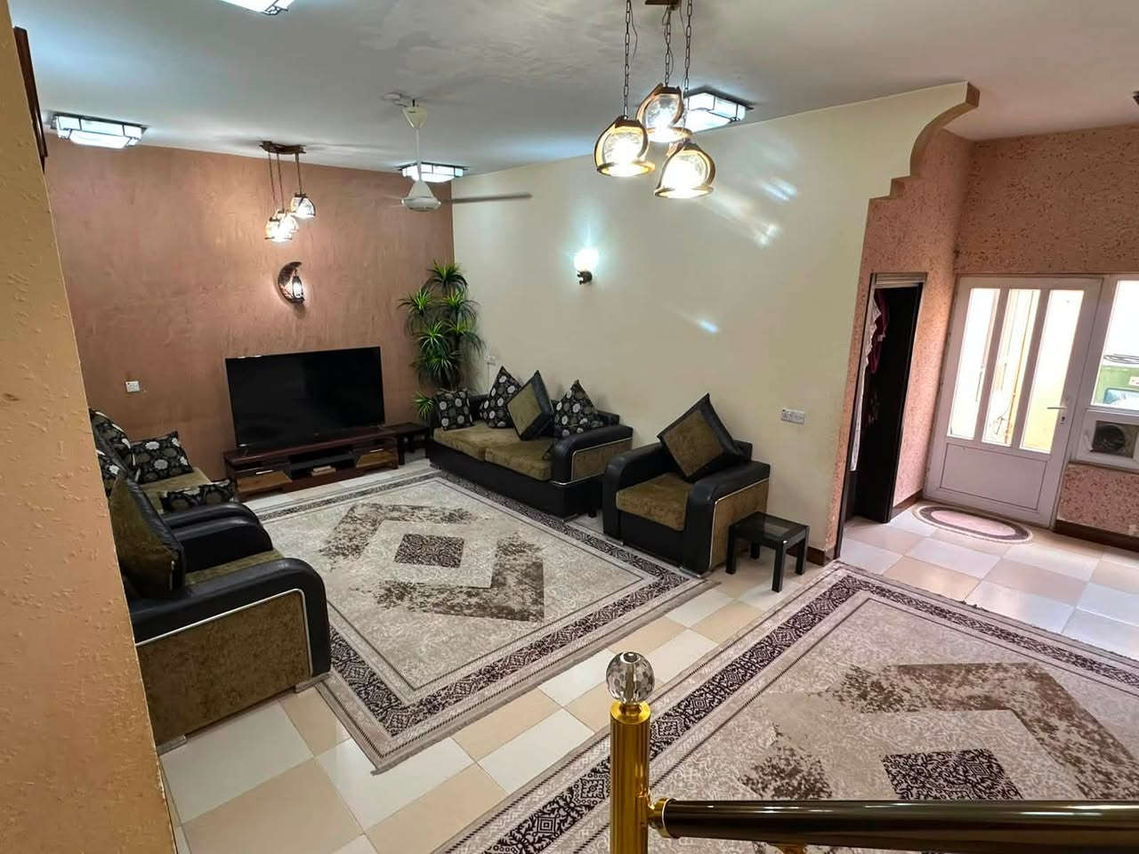 دار للبيع خانقين داره كونارة فرع المقابيل الجسر بضبط فرع مركز حيدر خامس بيت 
البيت 240م طابو صرف
يتكون من:
غرفة نوم عدد2
هول داخلي كبير 
مجمع صحيات
مخزن داخلي 
استقبال 
مطبخ
كراج سيارة+حديقة

سعر 135 بيها مجال ان شاءلله
للستفسار اتصل ***********
