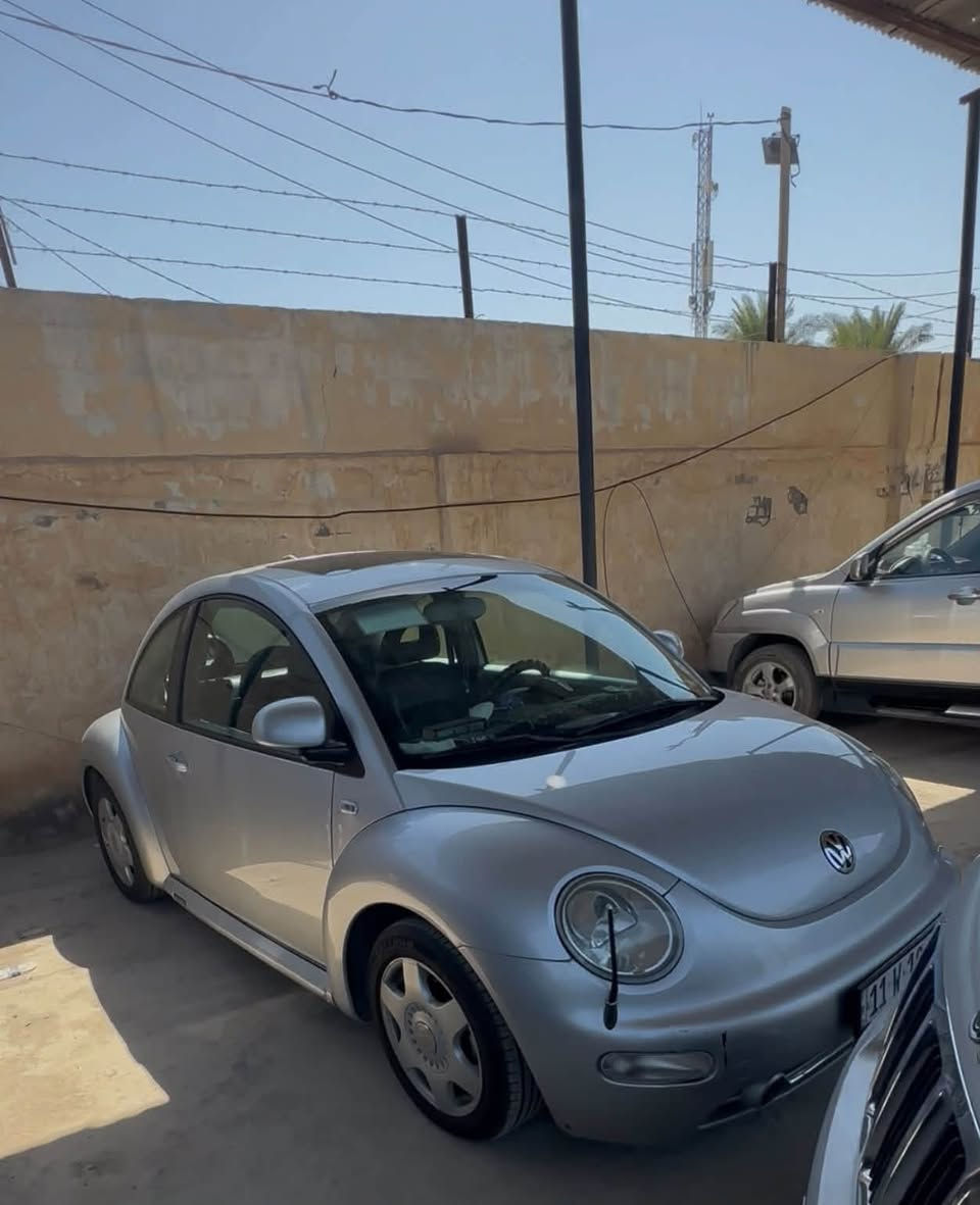 السلام عليكم ورحمة الله وبركاته 

للبيع بيتل موديل 2002
السيارة جداً نضيفة 
بأسمي رقم بغداد 
دولي سنوية جديدة قبل كم يوم بدلتها 
كهربائيات كلها شغالة خير من الله 
غرفتها جداً نضيفة 
مسجل شاشة 
تبريد يحتاجله صيانه توقف فجأة و ما فحصته كانت كفائته جداً عالية 
تخم تاير 
باتري جديد 
السعر 53 ورقة و بيها مجال للشراي 
للاستفسار الاتصال ع الرقم ***********

نص مكتوب في الصور:
- للبيع • لبييتل .. موديل 2002 • Volkswagen Beetle 2002 سعة المحرك 2000 cc ناقل الحركة أوتوماتيك العداد (غير محدد بدقة) الحالة العامة جيدة نوعا ما التبريد / المكيف لا يعمل حالياً السعر المطلوب 53 ورقة قابل للتفاوض ضمن المعقول