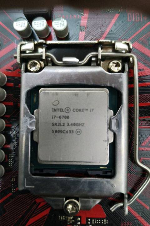 للبيع 
التواصل على هذا الرقم ***********
السعر: 
نعالج: Intel Core i7-6700
​مذربورد:B250M-V3