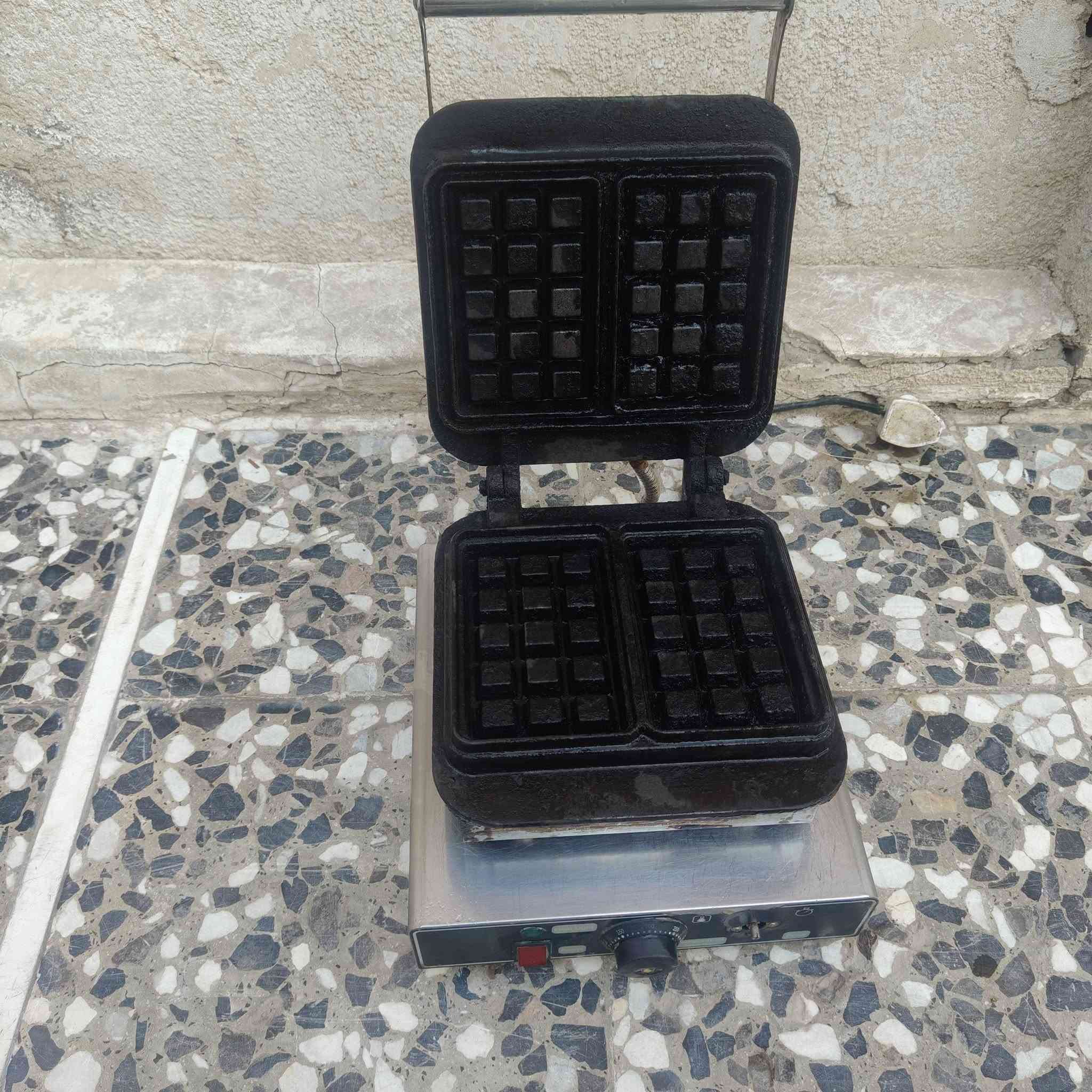 السلام عليكم عندي جهاز وافل نظيف السعر 100الف فقل قفل (***********)
