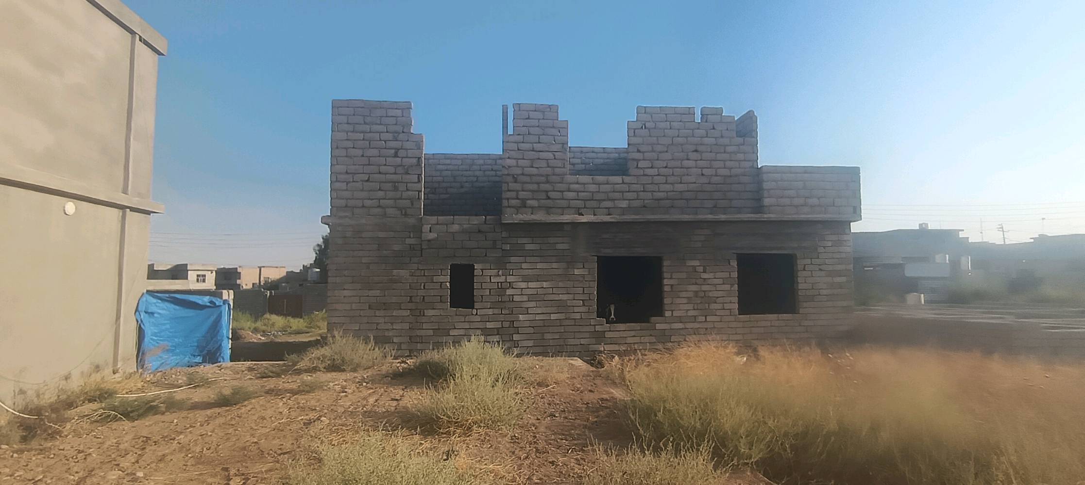 🏗️ هيكل استثماري بسعر مميز وصادم! 🏗️

═══════════════════════════════════════════════════════════════

💰 السعر: 40,000,000 دينار (نقد فقط)
   ✅ سعر حقيقي = بدون مفاجآت
   ✅ قابل للتفاوض القليل جداً

───────────────────────────────────────────────────────────────

📐 المساحة والموقع:

✅ أرض: 400 متر مربع (مساحة كويسة جداً)
✅ بناء: 200 متر مربع (توسع ممكن على الأرض الإضافية)
✅ الموقع: ناحية القيارة، جنوب الموصل
   = موقع متطور = قريب من المدينة
   = قيمة بتزيد سريعة = استثمار جيد

───────────────────────────────────────────────────────────────

🏢 تفاصيل البناء:

✅ البناء: مسلح بلوك كونكريت + أسمنت
✅ التسليح: قوي جداً = أساس وجدران سليمة
✅ الجودة: احترافية = بناء يدوم سنين

───────────────────────────────────────────────────────────────

🛏️ التصميم الداخلي:

✅ الطابق الأول (200 متر):
   • 3 غرف نوم واسعة
   • هول استقبال (شيك وراقي)
   • مطبخ واسع (عملي جداً)
   • صحيات (عدد 2)

✅ الطابق الثاني (غرفة إضافية):
   • غرفة مع حمام سويت (خاص)
   • بيوتة واسعة
   • تهوية جيدة

✅ الخارج:
   • سطح واسع جداً
   • جاهز لتركيب منظومة الطاقة الشمسية
   • حديقة خارجية (للمستقبل)

───────────────────────────────────────────────────────────────

📋 الوثائق والقانونية:

✅ السند: زراعي + قرار تمليك من البلدية
   = يمكن تحويله إلى ملك صرف بسهولة
   = البلدية وافقة = 100% آمن

✅ حالة العقار:
   ✓ غير مرهون (حر تماماً)
   ✓ بدون أي دين
   ✓ بدون مشاكل قانونية
   ✓ مستندات موثوقة

───────────────────────────────────────────────────────────────

⚡ المميزات الخاصة:

✅ تسليم سريع = نفس اليوم أو اليوم الثاني
✅ موقع آمن = ناحية متطورة بسرعة
✅ قيمة الاستثمار = بتزيد كل سنة
✅ بناء جديد = بدون مشاكل هيكلية
✅ تصميم عملي = غرف كويسة وموزعة بذكاء
✅ سطح واسع = للطاقة الشمسية أو الحديقة
✅ مستقبل واعد = الحي بينمو بسرعة

───────────────────────────────────────────────────────────────

🎯 المشترون المثاليون:

✅ عائلة تبحث عن استثمار حقيقي
✅ مستثمر يريد عقار بسعر ذكي
✅ من يريد بيت جاهز للسكن بعد التشطيب
✅ من يهتم بالجودة والأساس القوي
✅ من يريد موقع متطور بسرعة

───────────────────────────────────────────────────────────────

💡 لماذا هذا الهيكل مميز؟

✅ السعر: 40 مليون = أرخص من البدائل
✅ المساحة: 600 متر إجمالي = كبير جداً
✅ البناء: تسليح قوي = يدوم سنين
✅ الموقع: القيارة = مستقبل واعد
✅ السند: آمن = يمكن تحويله بسهولة
✅ بدون مشاكل: حر من كل شيء
✅ الخدمات: ماء + كهرباء + صرف = موجودة
✅ سرعة التسليم: فوري = نفس اليوم

───────────────────────────────────────────────────────────────

📞 للتواصل والشراء:

📱 واتساب: ***********
✅ الرد سريع = أي استفسار
✅ معاينة = أي وقت
✅ الحوار = مباشر وودي
✅ التسليم = سريع وآمن

───────────────────────────────────────────────────────────────

⚠️ ملاحظة مهمة:

✅ السعر: 40 مليون دينار = الثمن نهائي (تقريباً)
✅ الدفع: نقد فقط = ولا تحويلات
✅ الملكية: تنقل نفس اليوم بعد الدفع
✅ الأوراق: موثوقة = محامي موجود

───────────────────────────────────────────────────────────────

🌟 هذا الهيكل:
✅ ليس حلم
✅ هو واقع
✅ وجاهز للعيش
✅ والاستثمار
✅ والمستقبل

───────────────────────────────────────────────────────────────

"استثمار ذهبي = بسعر ذهبي = في موقع ذهبي"

═══════════════════════════════════════════════════════════════
