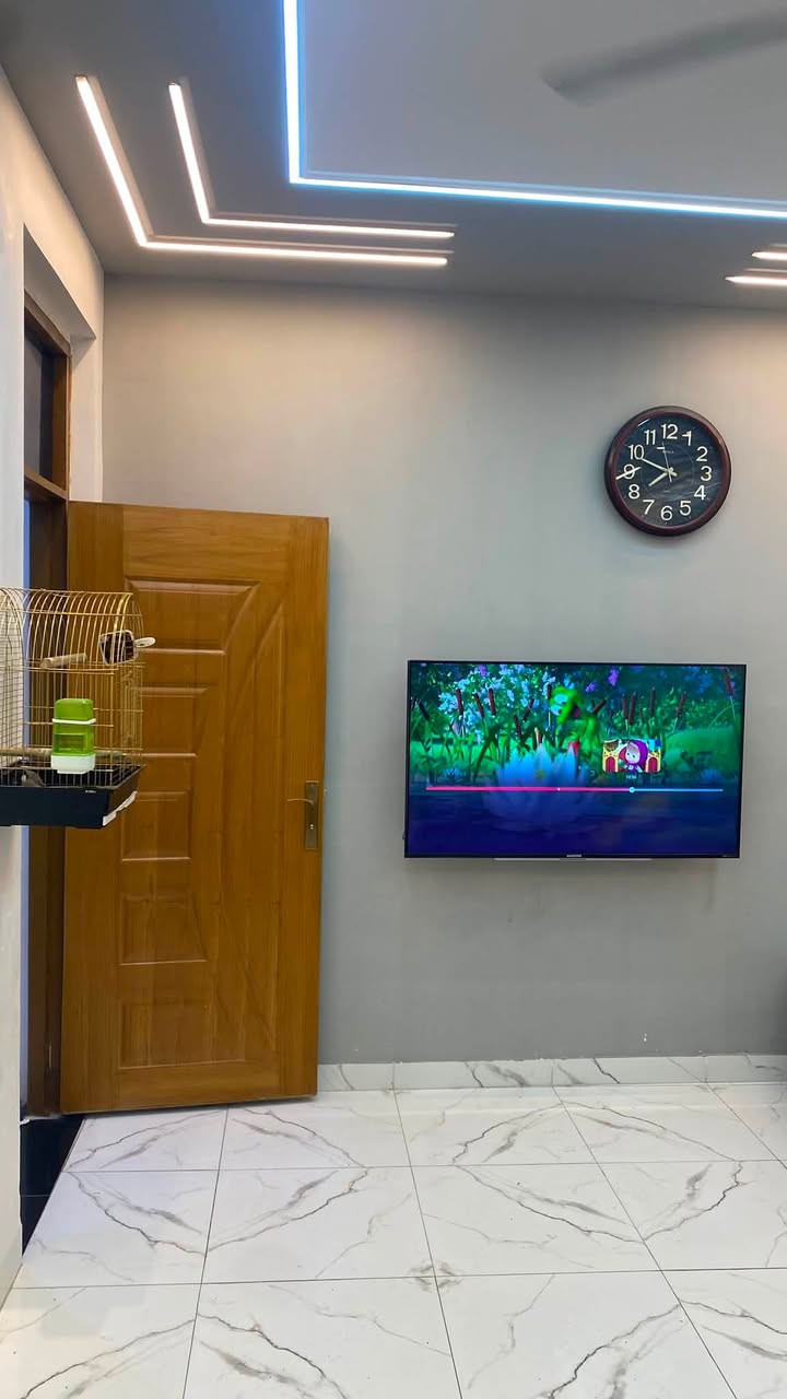 بيت للبيع بناء جديد 2025 درجة اولى شارع عريض
المساحه 70 متر مربع صابو صرف 3 طوابق 4 غرف نوم واستقبال وصالة الواجهه 5 متر بي تداخل من الخلف بالغرف الاخيره 
كراج كبير وخدمات خارجيه
يحتوي على استقبال 3.5 * 5
ممر جانب الاستقبال
خدمات في الطابقين 
مطبخ كبير
غرف نوم كبيره 5*4.5
وثلاث غرف نوم 2*5
العنوان الشعب قرب سوق شلال منفذ الخيمة او شارع وصفي المضمد بنفس الشارع العريض قرب اسواق ضياء
***********
