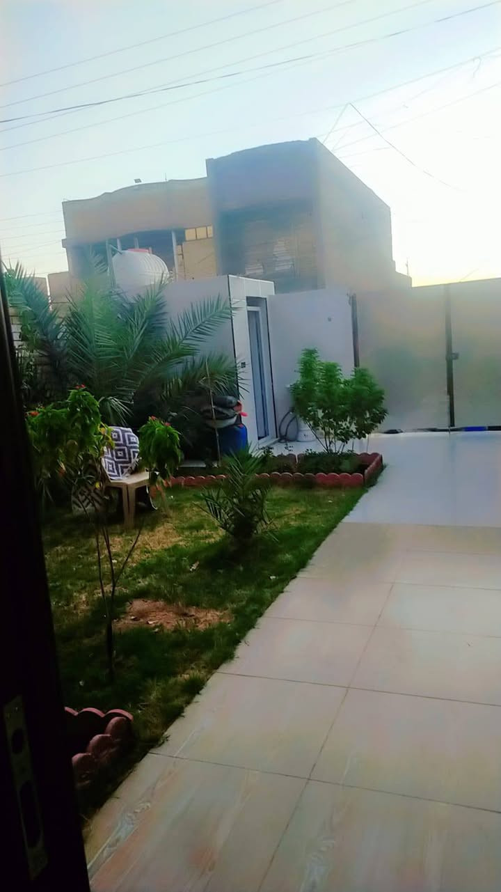 بيت للبيع ***********
مساحة بيت 156 متر بناء جديد 2025 قاطين حديقه وكراج وغرفتين نوم واستقبال وصاله ومطبخ سويت وصاله بالطابق الثاني ممكن تكون غرفه ثالثه  حمام طابق الاول وحمام سويت داخل غرفه طابق ثاني 

موقع بيت منطقه 26 بدايه سكلات مقابيل منتزة منطقه حلوة كامله خدمات بس تبليط نقص مشموله هاي سنه 

موقع بيت بظهر تجاري مقابيل منتزة قريب على شارع حشد 

بناء رفت طابوق جمهوري ابواب تركي درجه اولى وباب مدخل قاصه تركي الاصلي شبابيك المنيوم ثقيل عازل للصوت والغبار 

سعر بيع 115 وبي مجال بسيط 

نقص شتايكر وستارة وبياض بيتونه والواجهه داخل الببت كله كامل القاطين 

سعرة مناسب جدا
