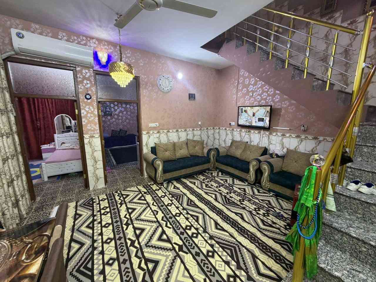 سلام عليكم ورحمه الله وبركاته البيت البيع المساحه 150 متر مربع الوجهه 7.5 النزال 20 مربع الضباط حي اور محله 327 خلف سوق الثبات البيت بصف الركن ثاني قطعه عن شارع  20 متر مال السوك 4 غرف نوم صحيات 3 كراج تدخل بي سياره البيت عالي جدا عن الشارع سنه البناء 2013 الطابق الاول الطابق الثاني 2019 استفسار ***********
