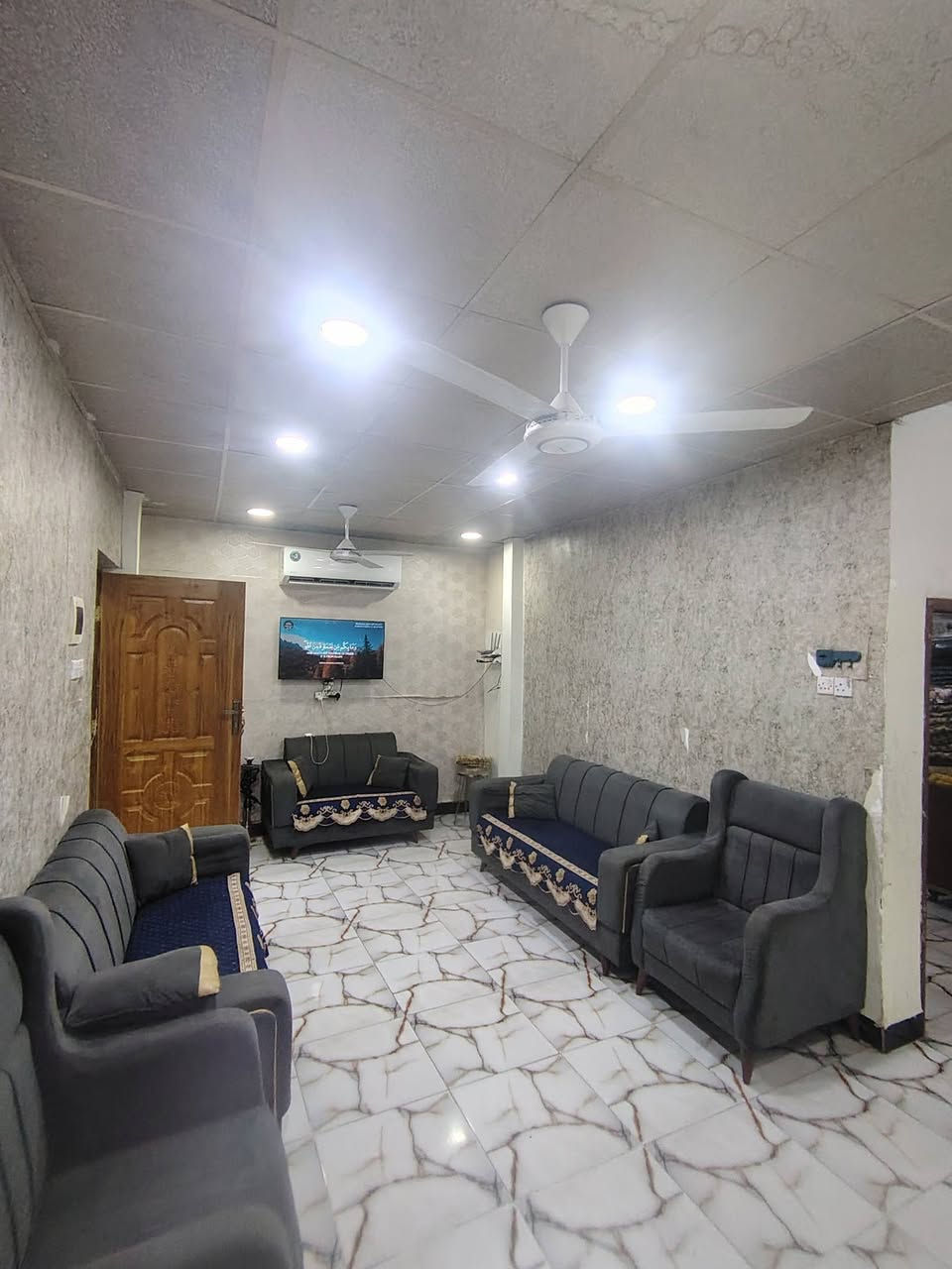 بالقسط 
بالقسط 
🏠 فرصة استثمارية مميزة من مكتب الصفاء للعقار
على بركة الله، اليوم عدنا عرض مميز للاستثمار في حي الشهداء:
📍 الموقع: حي الشهداء
📐 المساحة: 120 متر
💰 المقدمة: 40 مليون
💵 القسط الشهري: 750 ألف
السعر الكلي 72 مليون
قابل للتفاوض
🏗️ البناء: بحاله جيده 
تفاصيل الدار:
▪️ الطابق الأول: غرفة + صالة + موزع + مطبخ
▪️ الأرضيات: سيراميك
▪️ الطابق الثاني: هيكل
📌 نظام القسط: إيجار بالشراء
الجاد بالشراء والاستفسار أكثر، مراسلة الرقم الموجود أو زيارة المكتب.
📍 مكتب الصفاء للعقار – حي الإفراز
📞 ***********
عندك عقار للبيع؟ مستعدين لترويجه.

نص مكتوب في الصور:
- مكتب الصفاء للعقار