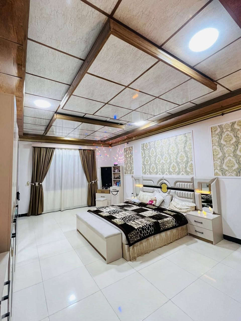دار للبيع طابو  صرف 200 موقع مميز وبسعر مناسب في حي الزوراء55 قرب اقصو مول 
📍 الموقع: كركوك – حي الزوراء 55، قرب أقصو مول، على شارع 20. مقابيل ساحة كبيرة 

📐 المساحة: 200 م²

📄 السند: طابو صرف باسم شخص واحد

✅ فول خدمات

✅ واجهة 10 أمتار

🔹 الطابق الأرضي:

✔️ غرفتين نوم

✔️ هول كبير

✔️ استقبال واسع

✔️ مطبخ حار وبارد

✔️ كراج

✔️ محل تجاري كبير

✔️ صحيات سيراميك (داخل وخارج)

يحتاج فقط إلى إكمال السيراميك الطابق الأرضي 

🔹 الطابق الثاني:

✔️ غرفتين نوم كبيرة

✔️ هول 

✔️ مطبخ

✔️ صحيات

✔️ مخزن كبير

✔️ فول سيراميك

✔️ منظومة دكت للتكييف

✨ منزل بموقع حيوي وقريب من جميع الخدمات، مناسب للسكن العائلي أو للاستثمار، مع محل تجاري

📞 للاستفسار 

***********
