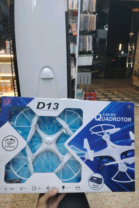 درون) رباعية المراوح تُعرف باسم D13 Quadrotor 2.4G R/C المزودة بخاصية الدوران والانقلاب بزاوية 360 درجة (Eversion) وتحكم لاسلكي 2.4 جيجاهرتز، وغالباً ما تصمم لتكون مناسبة للمبتدئين والأطفال بعمر 14 سنة فأكثر.