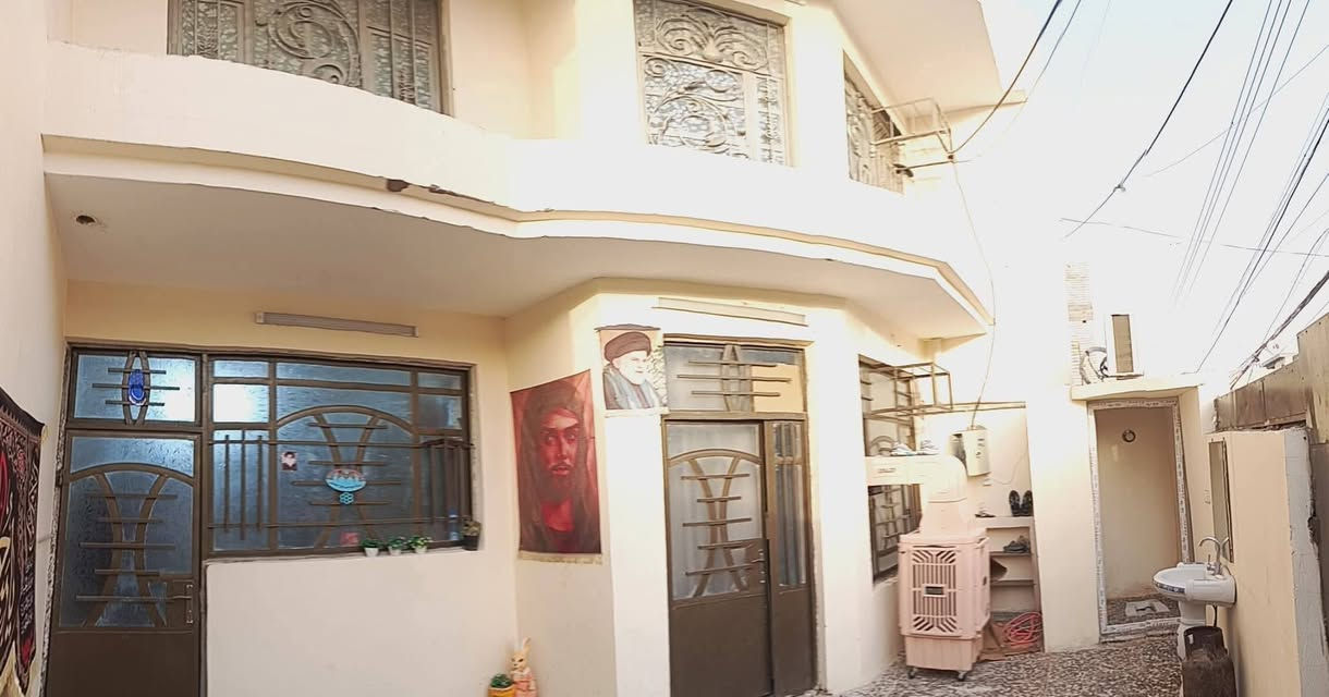 سلام عليكم بيت للبيع المساحه 150طابقين الطابق الاول كراج حمام خارجي وصاله وحمام داخلي مشترك ومطبخ حار وبارد واستقبال وغرفتين وترك الطابق الثاني أربع غرف وحمام وصاله عنوان الكفاءات شارع المدارس مقابل مدرسه الهدير للاستفسار الاتصال على الرقم  ***********طابو سند
