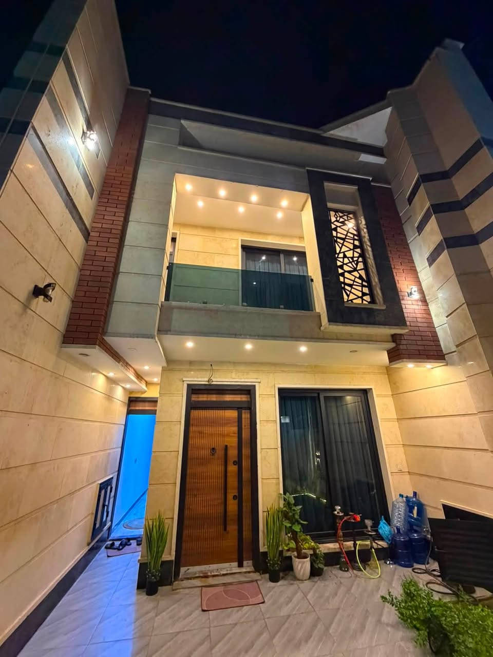�✨ للإيجار في السيدية – بيت راقي ومميز ✨🏡
🌟 بيت بمساحة 150م
🛏️ يتكون من:
✅ 4 غرف نوم
✅ صالة واسعة
✅ مطبخ مرتب
✅ خدمات متكاملة

🔥 مؤثث بالكامل (أثاث زيرو)
⚡ كهرباء مجانية
☀️ منظومة طاقة شمسية
🏠 البيت جديد ونظيف
🎙️ نظام أليكسا للتحكم بالصوت

💰 السعر: 2,500,000 دينار فقط

📞 للاستفسار والحجز:
مكتب الرواد للوساطة العقارية
📱 ***********
📱 ***********

✨ راحتك تبدأ من هنا… بيتك الذكي بانتظارك
