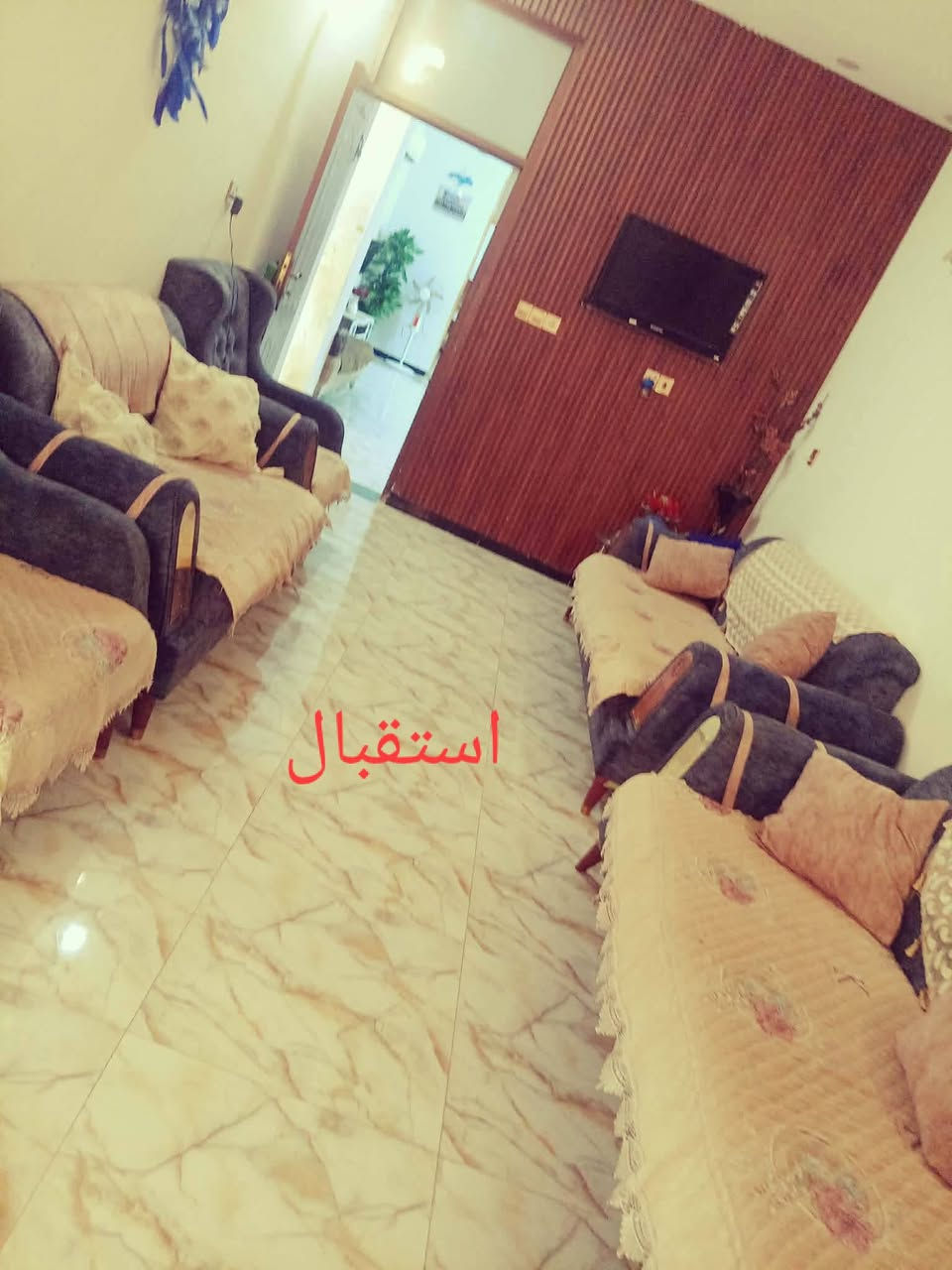 لبيع بيت كامل مساحه ١٥٦ متر طابو ملك صرف
يتكون من غرف عدد ٢ +صاله+ مطبخ+ استقبال+ صحيات داخليه وخارجية 
خدمات مجاري مي كهرباء تاسيس درجه اولى 
اليوسفية حي السكلات الشارع العام قرب مدرسه الشهيد ابو مهدي المهندس قريب المدارس والسوك والشارع العام 
الاتصال ***********
***********
