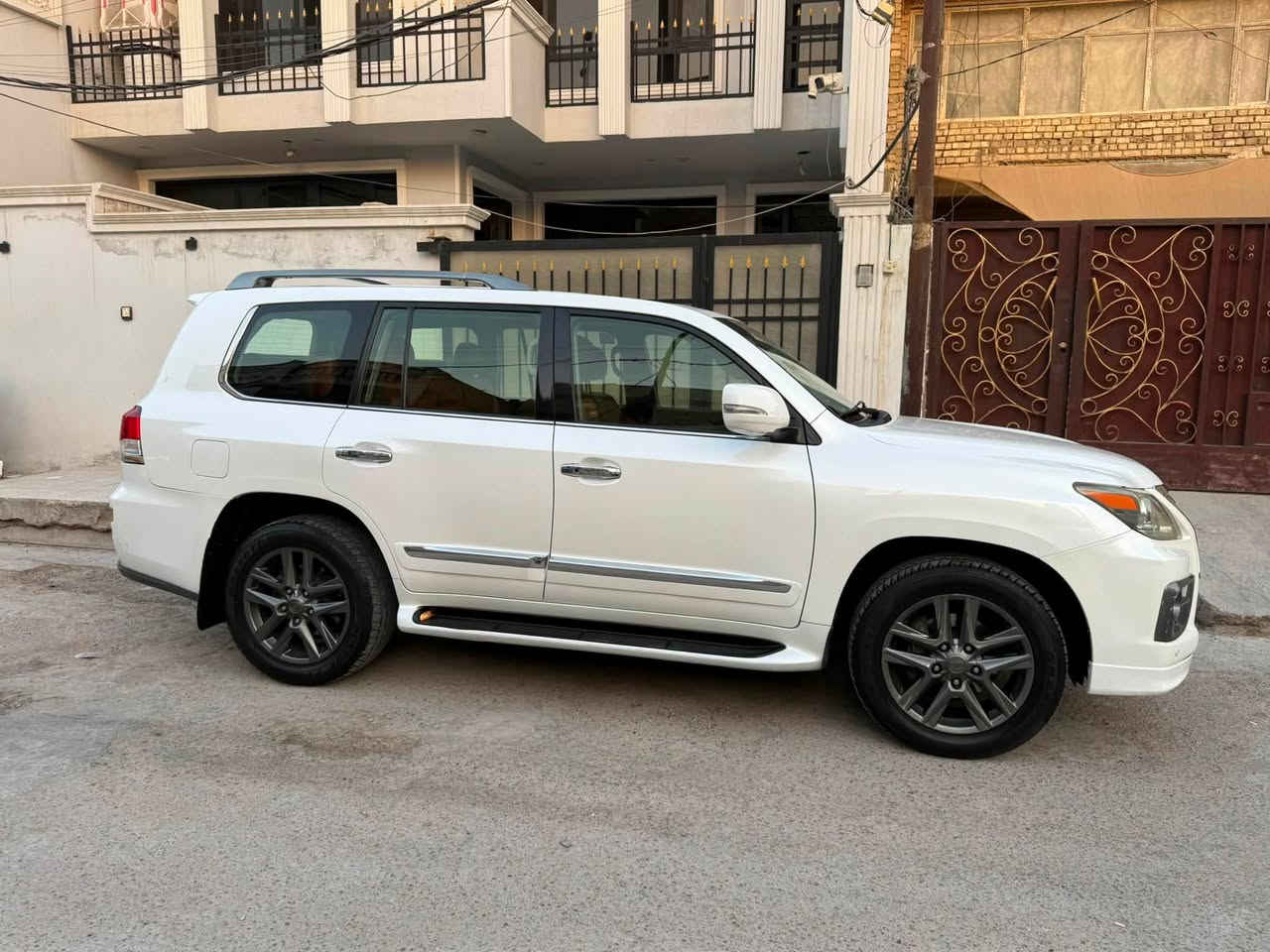 لكزز 2013 للبيع
بيها باب السايق والباب الي بعد باب السايق مبدل وبيها صبخ قليل بالهلال مال جاملغ هم جهة السايق  المكينة مفتوحة لاتنقيص ولا تبخير 

مابيها نقص كله كاملة 

السعر 31.000$

للاستفسار ***********
