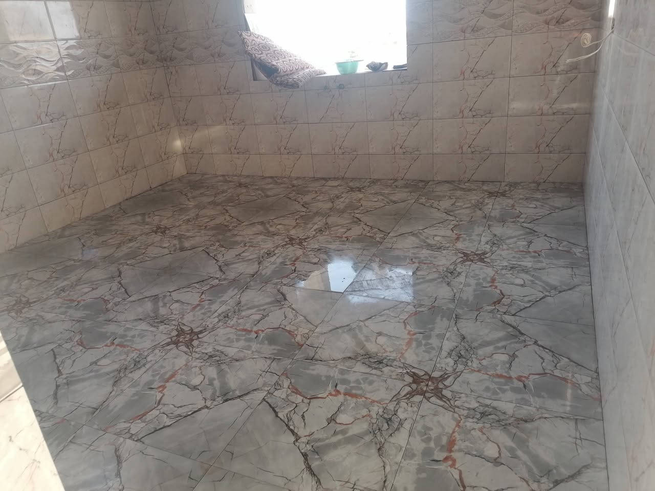 السلام عليكم الحمدلله الذي بنعمته تتم الصالحات
كادر سيراميك متفرق شغل نضيف درج أوله شرط شغل سريع ونضيف تصل *********** ودلل او راسل الحساب
