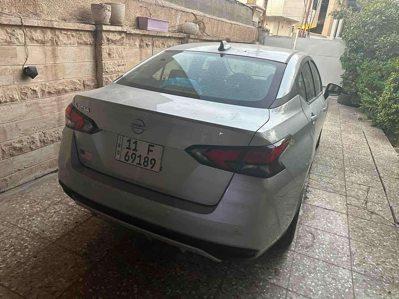 نيسان فيرسا 2025 اعلى فئه ماشيه 8 الف
السيارة جاهزة بالكامل وما بيها أي نقص ولا كلوب بلدشبول ،
مرقم بغداد بأسمي قبل يومين رقمتهه ماشيه 8 الف فقط
محرك 1600 دبل نوزل 

المواصفات:

* تشغيل عن بُعد
* شاشة تدعم Apple CarPlay
* شاحن موبايل لاسلكي
* ويل كب + قراءة ضغط/مستوى الإطارات
* توقف ذاتي أمامي + خلفي
* مثبت سرعة + مانع منحدرات
* بصمة تشغيل + بصمة أبواب + فتح الصندوق
* رادارات واشاير بلمري
* نظام ترحيب عند الدخول
* نظام تنبيه وارتجاج المقود عند الخروج من المسار
*( الضرر بنيد مصبوغ وبارد بلجاملغ سايق) بيهه سونار جديد
 السعر  123$ وبي مجال بسيط
- مكاني بغداد الدوره شارع ابو طياره
الشراي يتصل ***********

