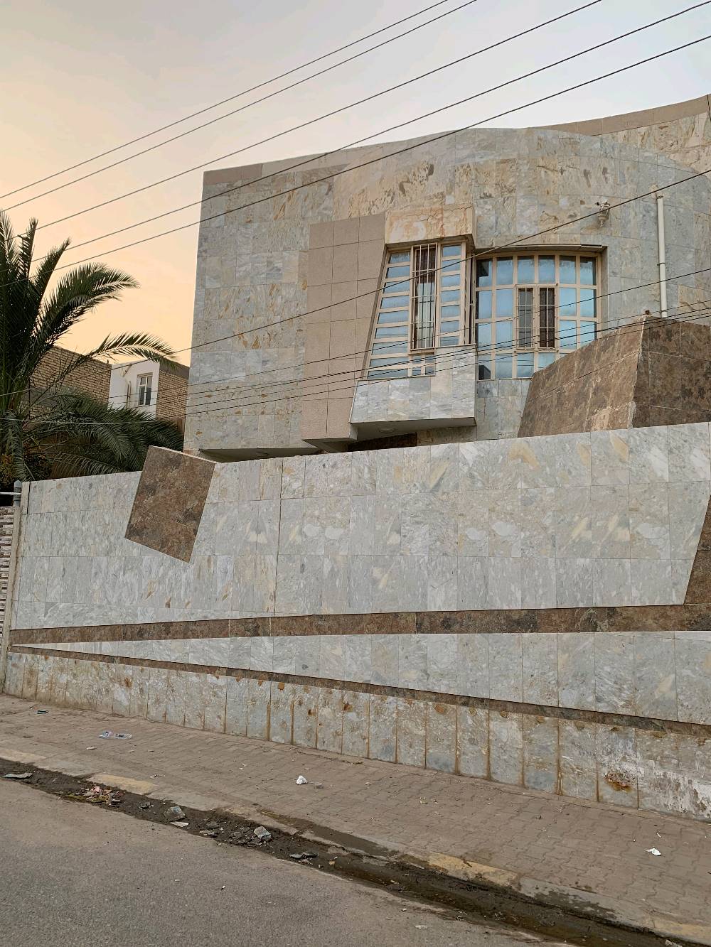 🏡 للبيع دار سكنية مميزة في النجف الأشرف 🏡

📍 الموقع:  حي المهندسين – بالقرب من شارع الجنة
📐 المساحة: 300 متر مربع

✨ موقع مميز جداً ومناسب للسكن العائلي، بمنطقة مرغوبة وقريبة من الخدمات والمناطق الحيوية.

🔑 فرصة ممتازة للسكن أو الاستثمار.

💰 السعر: يحدد عند التواصل
📞 للاستفسار والتواصل: [رقم الهاتف ***********]

الجادين فقط، مع التقدير 🌹
شكد عمر الدار تقريباً؟ وشنو نوع البناء والتشطيب من جوه: كونكريت/طابوق، ومرمر/سيراميك/جبسن بورد لو لا؟: 
2017
كم طابق بيها، وشكد عدد غرف النوم والصالات والمطابخ والحمامات؟: 
2
شنو نوع السند/الطابو؟ وهل الدار جاهزة للسكن لو تحتاج شوية تصليحات أو صيانة؟: 
جاهز