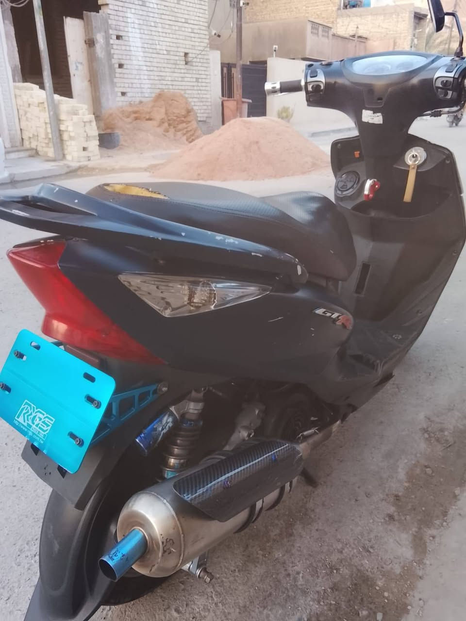 السلام عليكم ثعلب جيتي دراجه هاون مكينه رياضي 59الدراجه شلعه معدل بيها تزوين بيها يدات بريك بيها قبضات بيها صلانصه بوري عدل بيها فراك بريك كرزي بيها قاعده مال رقم اصليه بيها قطره دهن بيها دبل خلفي اصلي بيها قبق شاصي  بيها كلوب زنون تاخذها ما تصرف عليها ربع دينار مكاني الحريه هاذه رقمي نتصل وبيك خير ودلل ***********
