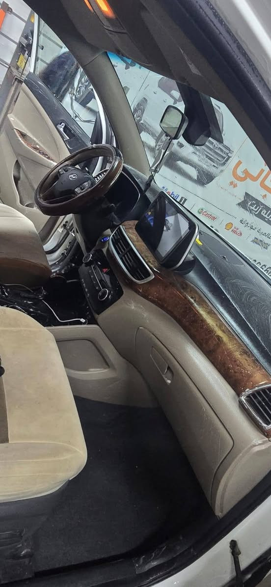 يا الله  توسلن للبيع فقط
سياره خليجيه مكفوله بس بيها مكانات بارد 
ماشيه 115
السيعر 170 وبيها مجال بسيط
رقم ***********
