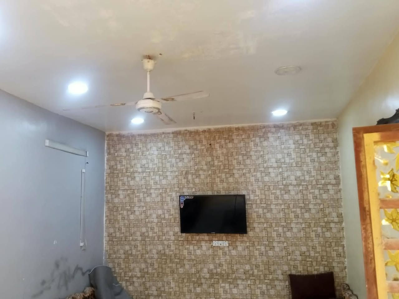 سلام عليكم بيت للبيع مساحه200 بناء جديد درجه وله كاشي سيراميك/صطح/شتايكر حيطارق شارع لمدارس بضهر تجاري كامل خدمات موقع مميز خريطه حلوه رقم صاحب دار‏‪***********‬‏ قريب عله مدارس /85/بي مجال لشراي خوان تكدر سوي بيتين تجرهن خير من الله
