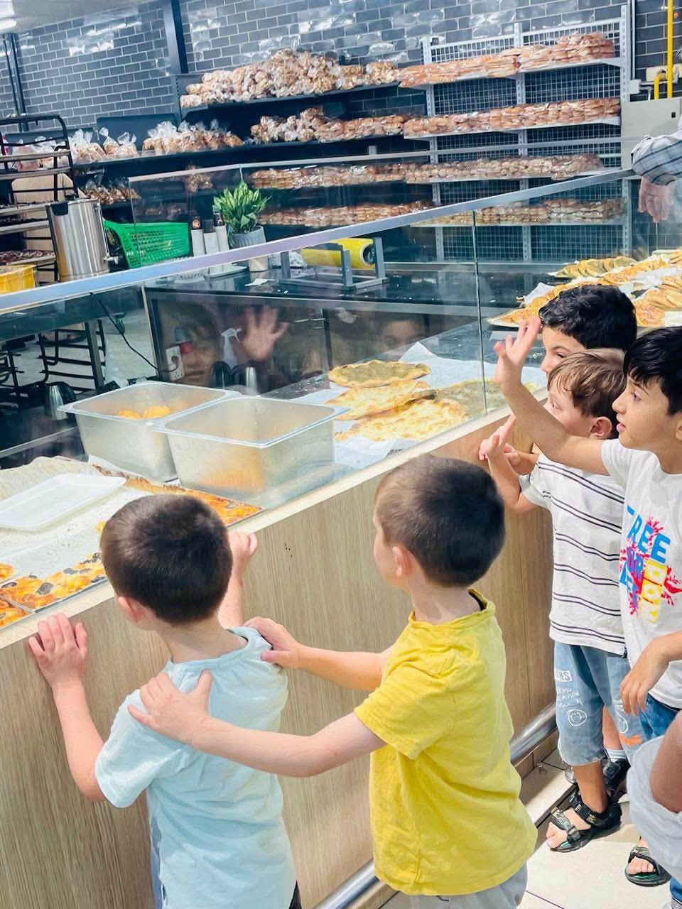 من نعلّم الطفل شلون يختار، نعلمه شلون يكون مسؤول.. والتعلم الحقيقي يبدي من تجربة.💛✨
🚌🚌تتوفر خطوط نقل للمناطق المجاوره 

اليوم عشنا ويا صغارنا  أجمل اللحظات بسفرتنا للهايبر ماركت 🛒🌸

عيونهم كانت تلمع بالفرح وهم يكتشفون ويختارون المنتجات بنفسهم، ويجربون شعور الاعتماد على النفس بكل براءة وفخر.. خطوات صغيرة، بس صنعت بداخلهم ثقة كبيرة! ❤️

من القلب شكراً لكادر وفريق التعاون هايبر ماركت  على استقبالهم الدافئ، تعاملهم اللطيف، وطول بالهم ويا صغارنا.. أسعدتم قلوبهم وصنعتوا وياهم ذكريات ما تنمحي. 💛

📍 فرعنا الأول : بغداد – العامرية – نهاية شارع الملجأ – قرب المجلس البلدي

📞 للتواصل والاستفسار: ***********

📍 الفرع الثاني :حي الجهاد - سريع حي العامل - قرب مسبح الرافدين

📞 للاستفسار والتواصل: ***********

📌 تابعونا لتكونوا جزءًا من رحلتنا التربوية، ولتتعرفوا على رؤيتنا ورسالتنا وأهدافنا التي نطمح لتحقيقها معكم.

خطوة طفلك الأولى تبدأ من حلمه الأول 🌱

#روضة_الحلم_الأول #الحلم_الأول #حي_الجهاد

#العامرية
