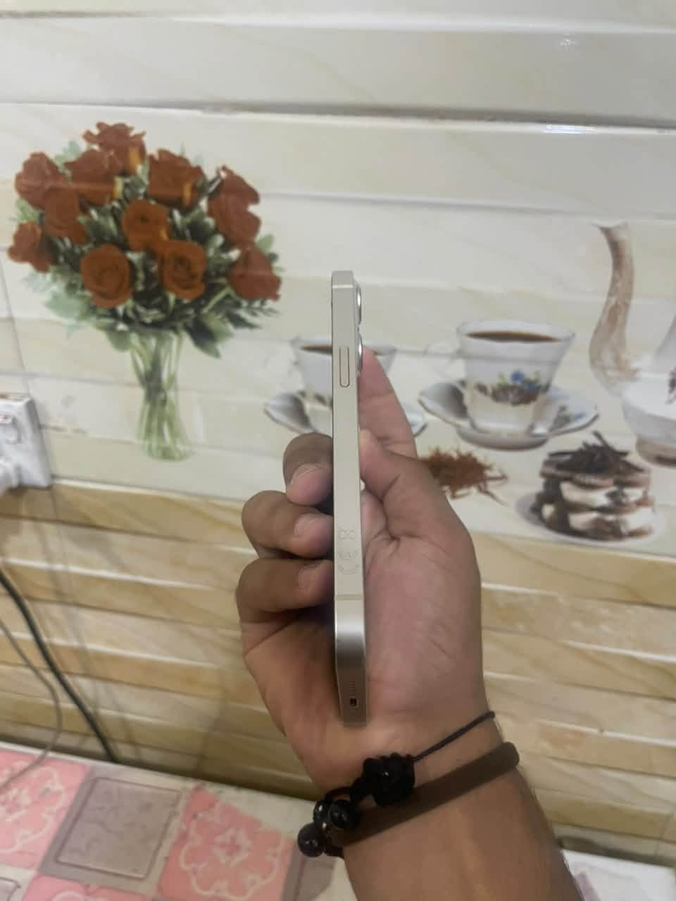 ايفون١٣عادي ماستر ممفتوح الجهاز كدام عينك بطاريةة٨٨مع محلقات.رقم وتساب فقط ***********
