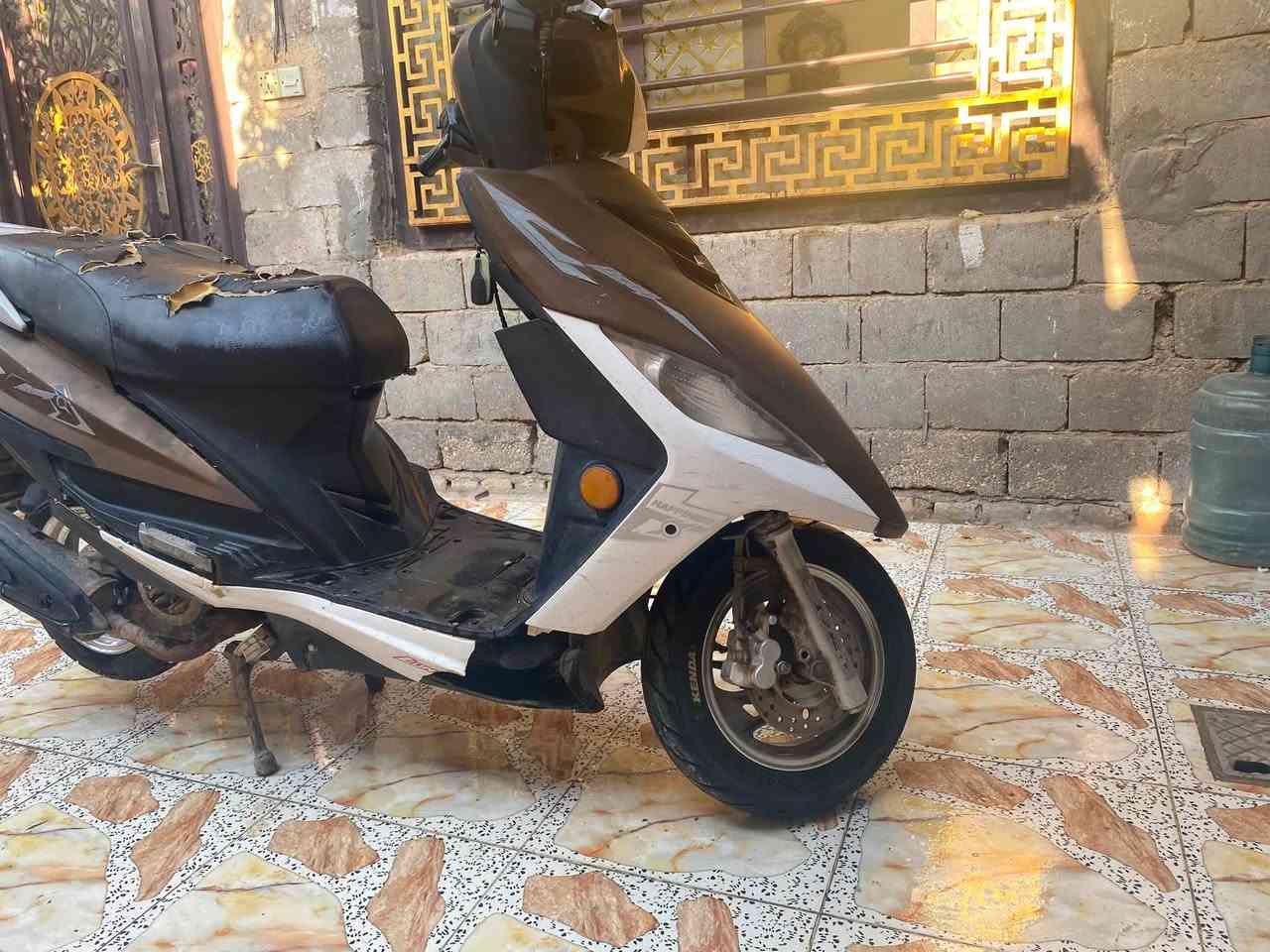 دراجه للبيع نوع سكنس صيني دراجه نضيفه ناعمه كلشي شغال بيه نقص بس راجز سلف فقط سعر ٢٥٠بيه مجال بسيط كلش عنوان بابل سنجار تواصل ***********
