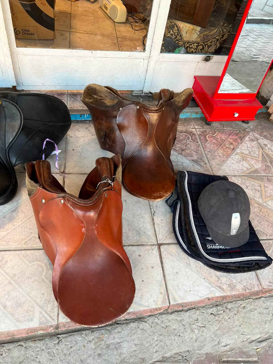 مجموعه اسرجه خيل انكليزي قديم 
***********
مكاني بغداد ويوجد توصيل
