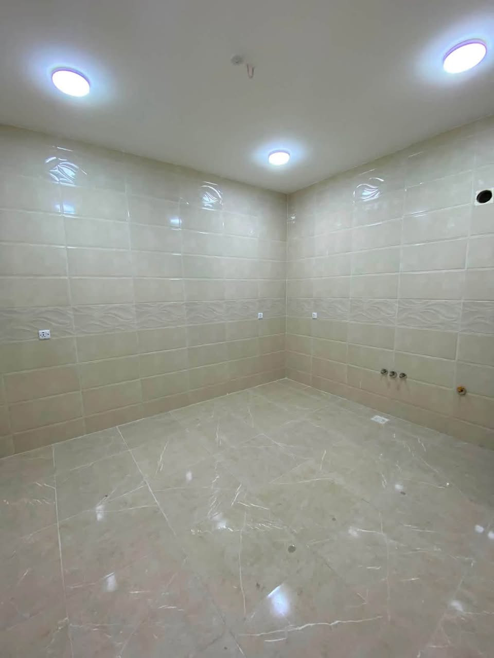 🏡 للإيجار في السيدية | عقار مودرن زيرو
✨ عقار مميز بمساحة 60 م²، بتصميم عصري وتشطيب مودرن.

يتكون من:
• 3 غرف
• صالة
• مطبخ
• خدمات

💰 بدل الإيجار: 850 ألف دينار

📞 للتواصل والاستفسار: ***********
🏢 متوفر لدى مكتب حلم عقاري
