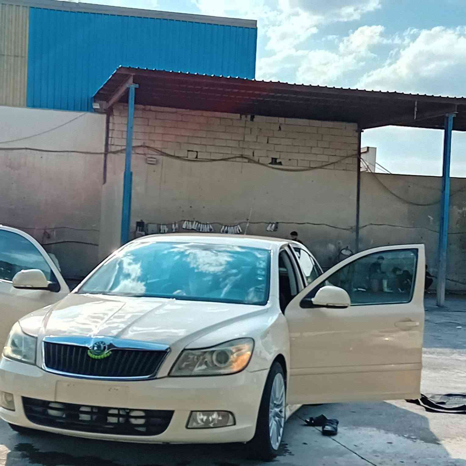 سکۆدە ئۆکتافیا مۆدێل 2010 یەک جاملخی پێشی رەشە بێناو گرتن هیجی ترینیە زۆر پاک ماوەتوە بەناو خۆمانو وەکالش دەکی 400هەزار خرامی لەسەرە ٫٫٫٫٫  *********** أربيل, العراق
