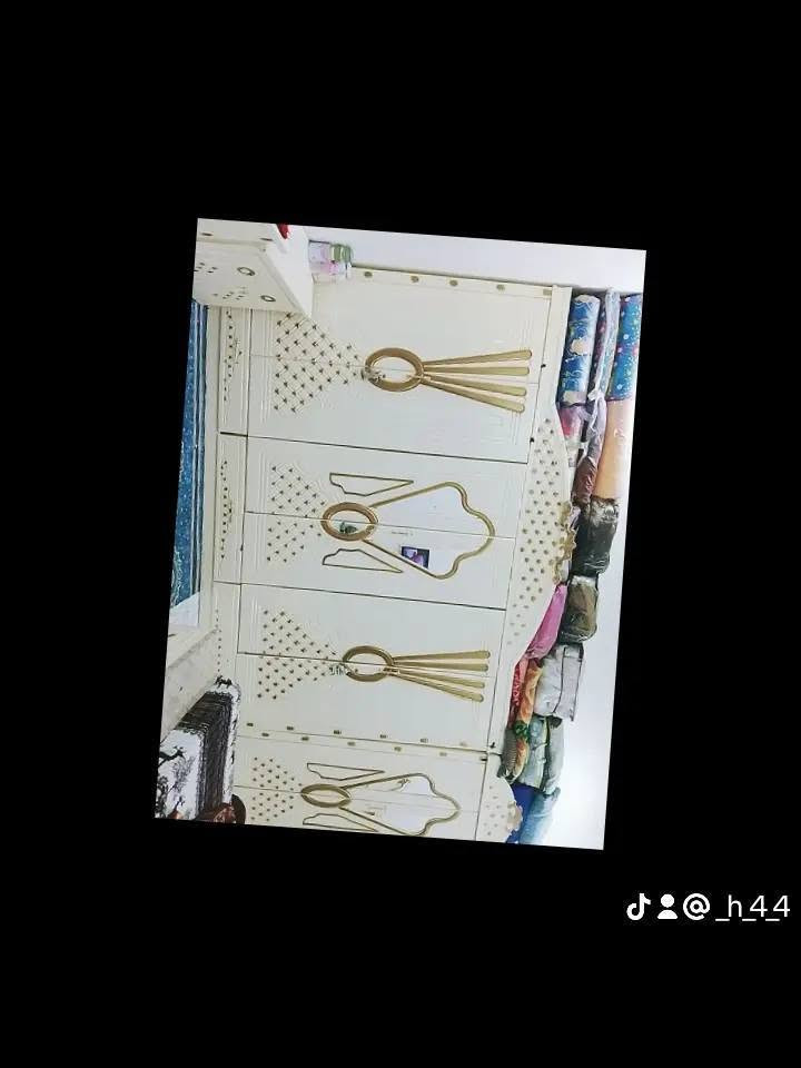 السلام عليكم غرفه اخشاب نضيفه للبيع السعر سبعميه وخمسين المكان ناصريه مركز الرقم ***********
