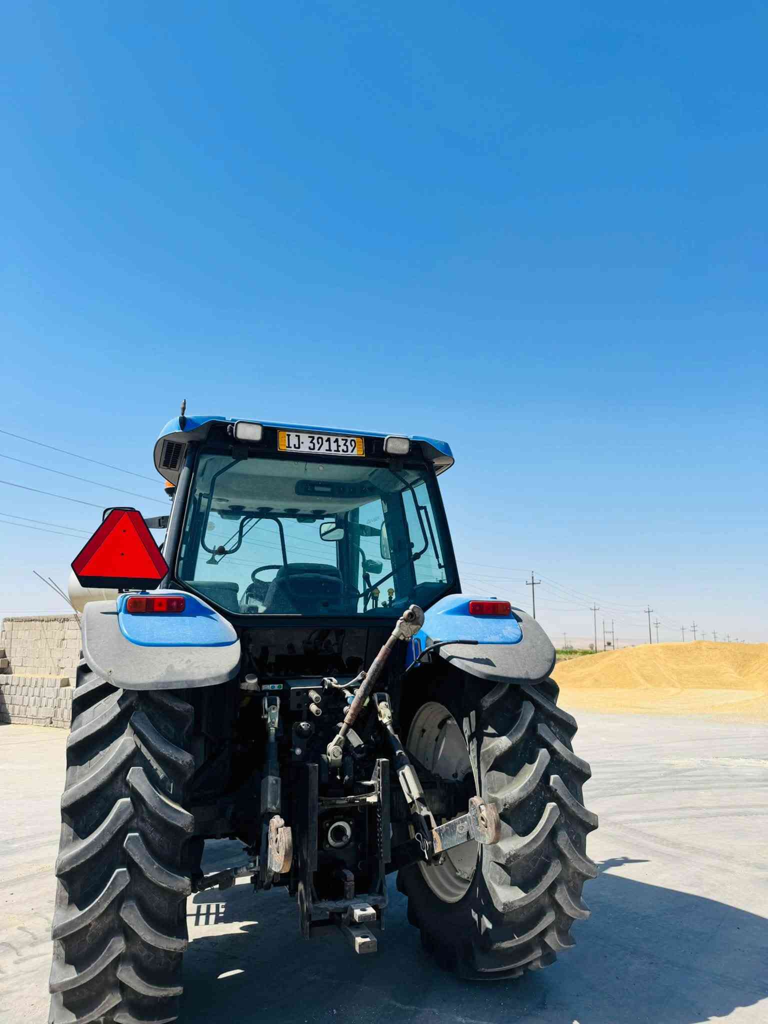 تراکتۆر حجم١٢٠فول عادی چوارتای تازە هەمووجانی بەشەرت گیڕومەکینە بەشەرت رەقم موبایل ***********/***********
