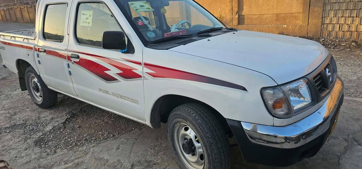نیسان 2002 
سەنەوی بەسەر چووە 
بە شەرتی گێڕ و ماکینە چرکەی تیا نیە 
تەقەو ڕەقە هەموو گیانی بە شەرت
زۆر زۆر تازە و جوان ماوەتەوە 
دەعم و لێدراوی نییە بۆیاخی نییە بەس یەک تۆز ساردی هەیە حسابی پارچەیەک بۆیاخی بۆ بکە 
ویلی و تایەی بێ عەیبە 
نرخ : 85 گەڵاو معامەلەیەکی کەم
***********
*********** دار بنديهكان, السليمانية
