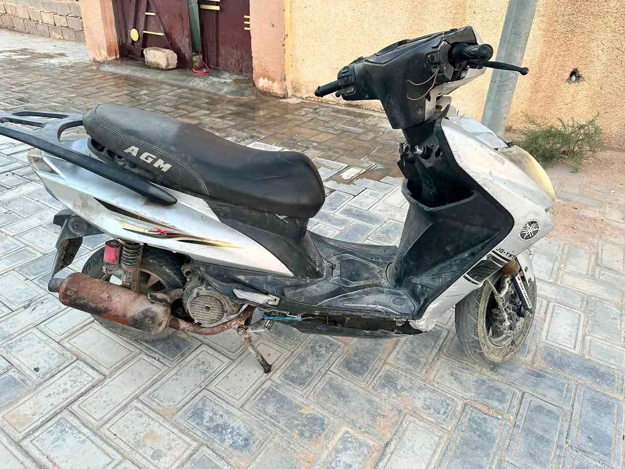 السلام عليكم دراجه سكنس صيني للبيع نقصه بس برغي مال صالنه غيره ما بيه اي نقص السعر 175 الف وبيه مجال  عنواني كربلاء الحسينية للتواصل ***********
