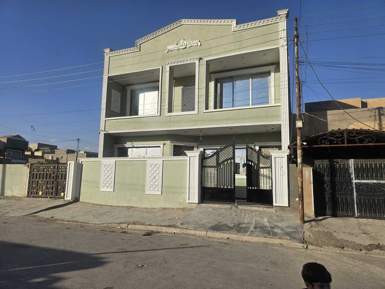 السلام عليكم
بيت للبيع ٢٠٠ متر ركن بصفه تشجير ٢٠٠ 
سنه البناء ٢٠٢٣ بناء كامل 
٢ واجهه
مطبخ حار ومطبخ بارد 
استقبال واسعه 
حولي واسع 
حمام كبير
حديقه داخليه 
غرفه ١ بالطابق الاول
١غرفه سويت بالطابق الثاني 
٢ غرف مع حولي واسع 
حمام منفصل
بيتونه كبيره  
 شهداء البياع مقابيل مدرسه الفضيله الابتدائيه 
للاستفسار الاتصال على الرقم ***********
