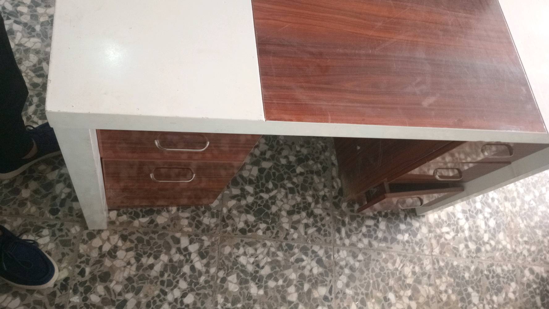 ميز مكتبي • مستعمل • واسط