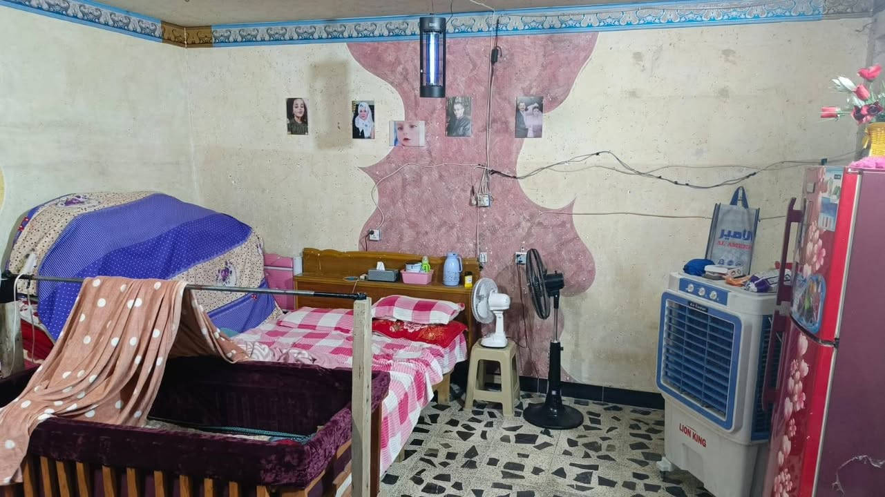سلام عليكم
بيت للبيع مساحة 200متر متكون غرفتين نوم استقبال مطبخ صالة حمام داخلي تواليت خارجي 
عنوان الحسينية السكلات بل مربع مال15 منطقة كاملة خدمات والبيت قريب عل شارع 
لتواصل ***********
