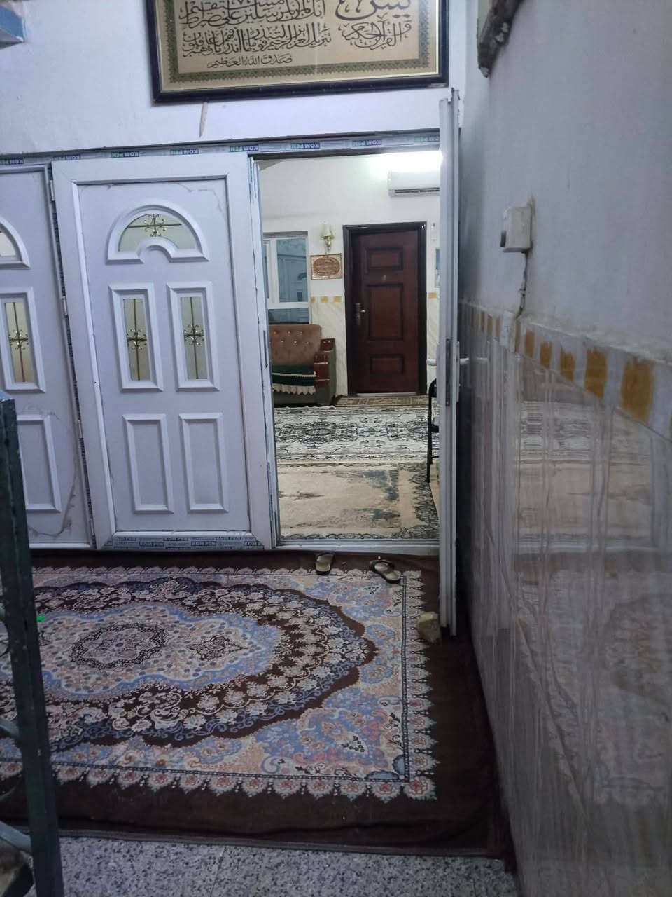 السلام عليكم بيت مساحه 150 طابقين يحتوي على أربع غرف نوم وصاله و مطبخ وكليدور 2  المكان حي الزهراء طابو زراعي سند 25 خدمات كاملة مجاري كهرباء رقم الهاتف *********** السعر 135 وبيه مجال
